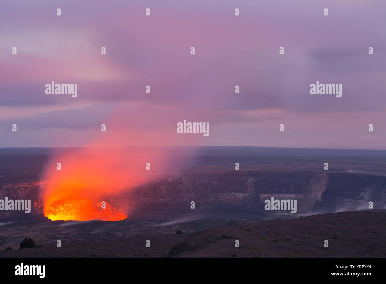 Der Kilauea Volcano Eruption leuchtet während der Blauen Stunde zwischen Dämmerung und Nacht in Hawaii Volcanoes National Park. Hawaii, Big Island. USA Stockfoto