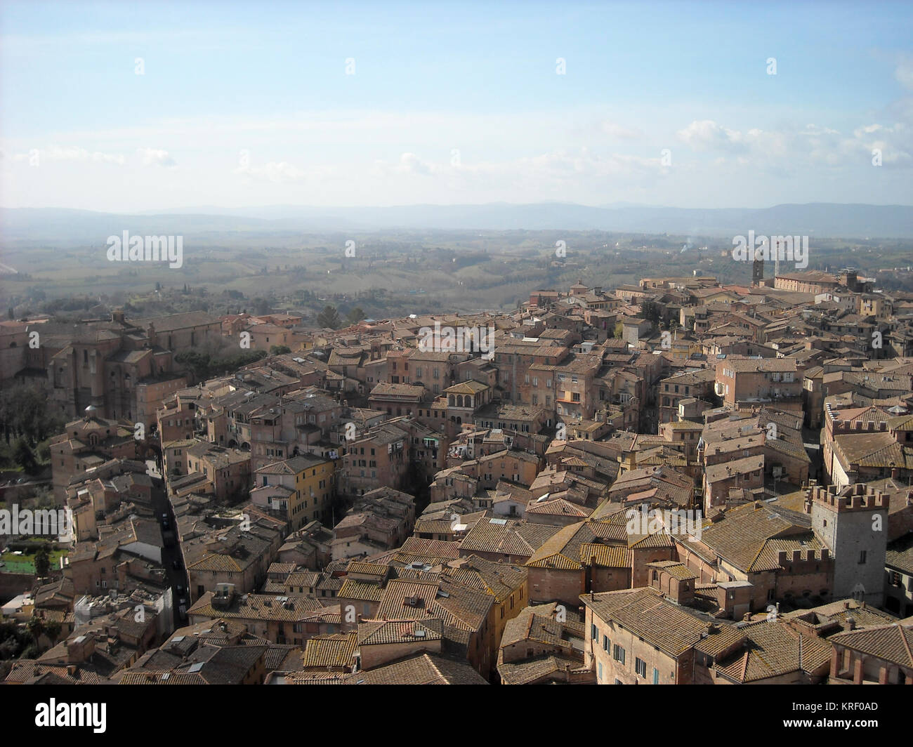 Die Landschaft von Siena, eine schöne mittelalterliche Stadt in der Toskana, mit Blick auf die Kuppel und Glockenturm der Kathedrale von Siena (Duomo di Siena) Stockfoto