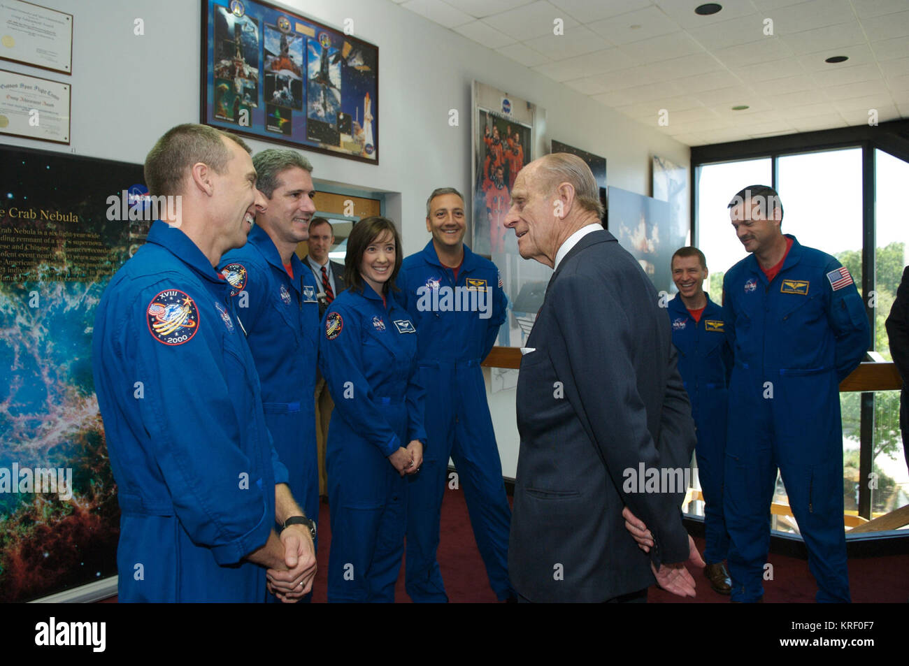 Prinz Philip grüßt Astronauten von STS-125 L bis R Andrew J Feustel, Michael T Goode, K. Megan McArthur, Michael J. Massimino, Gregory C. Johnson, und Commander Scott D. Altman. Photo Credit: NASA/Chris Gunn" STS-125 Crew trifft Prinz Stockfoto