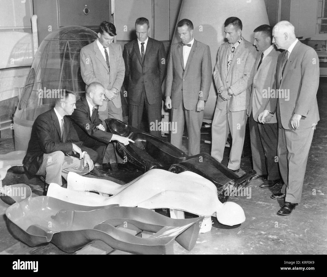 Quecksilber 7 Astronauten untersuchen Ihre Sofas Stockfoto
