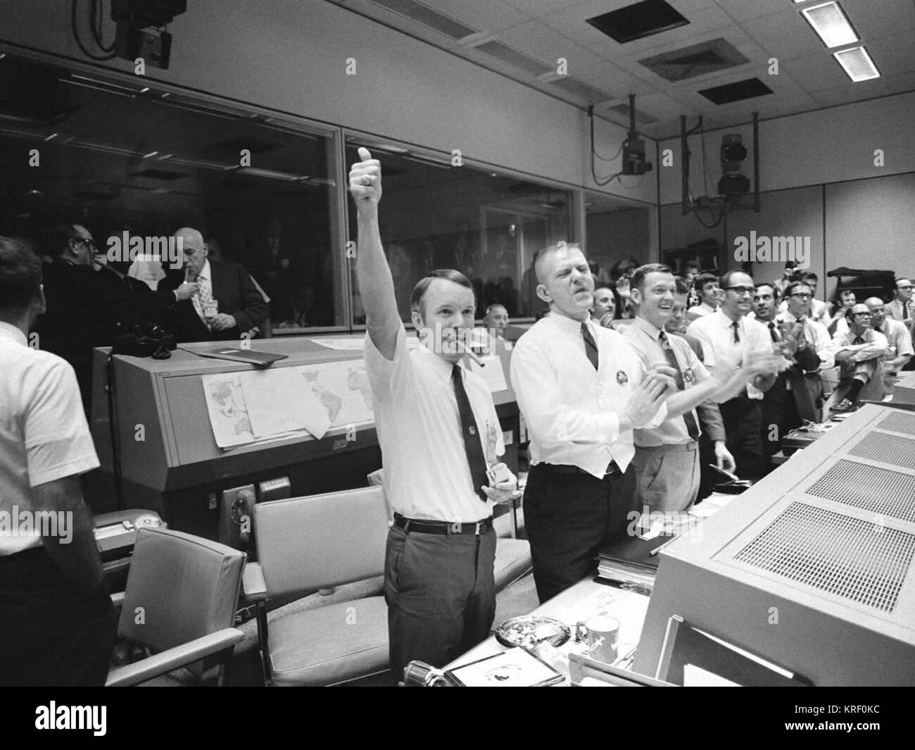 Mission Control feiert erfolgreiche Wasserung von Apollo 13. Stockfoto