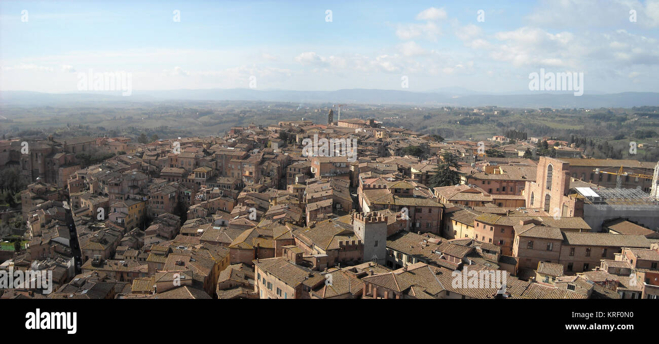 Die Landschaft von Siena, eine schöne mittelalterliche Stadt in der Toskana, mit Blick auf die Kuppel und Glockenturm der Kathedrale von Siena (Duomo di Siena) Stockfoto