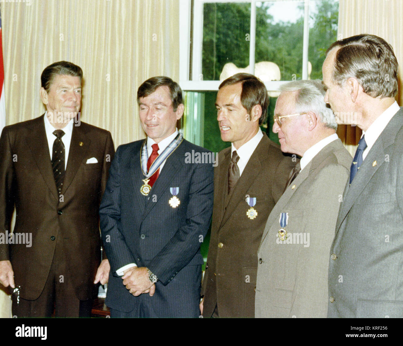 Präsident Reagan präsentiert Medaillen - GPN -2000-001679 Stockfoto