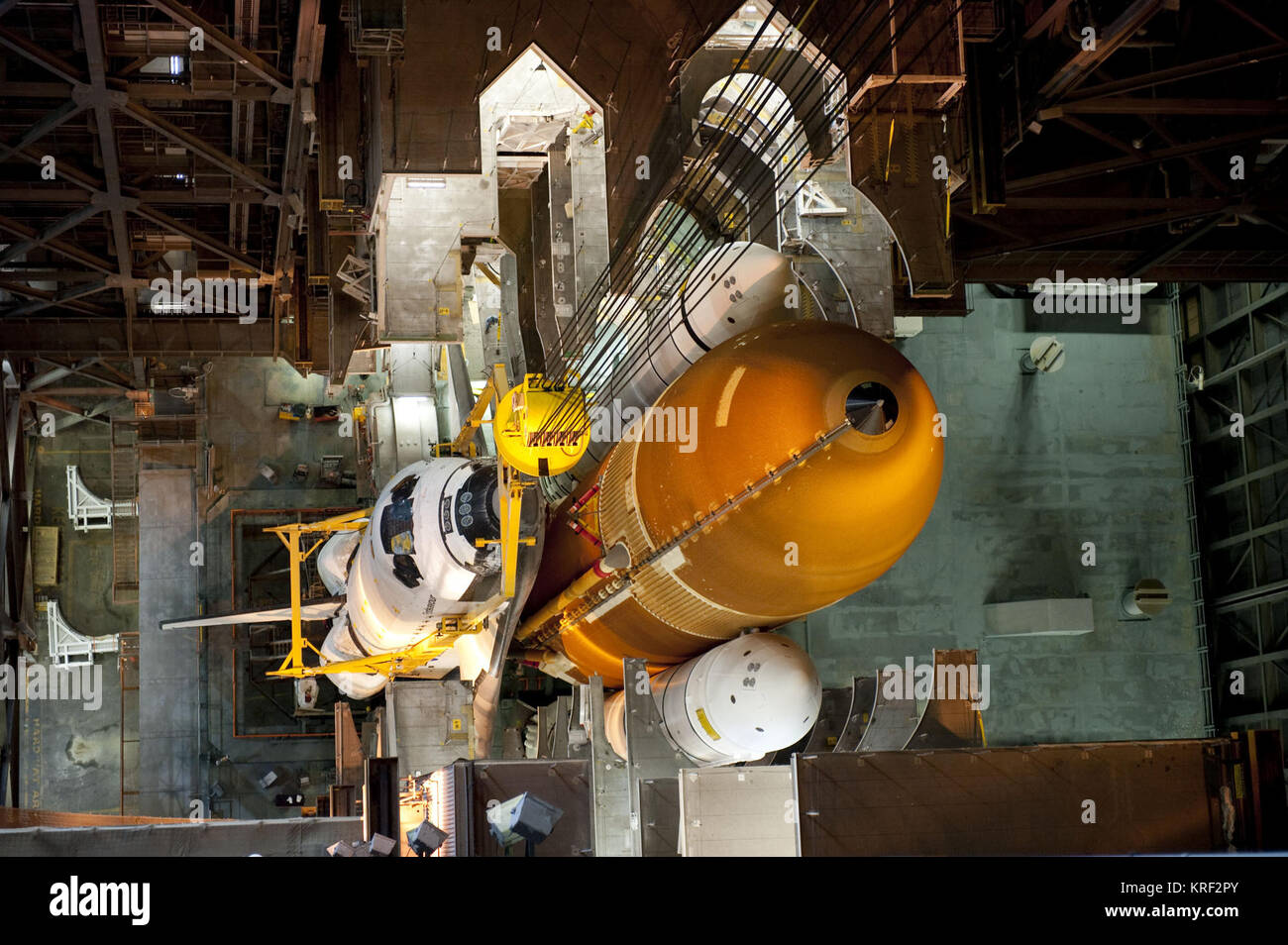 STS-134 endeavour in Position abgesenkt wird. Stockfoto