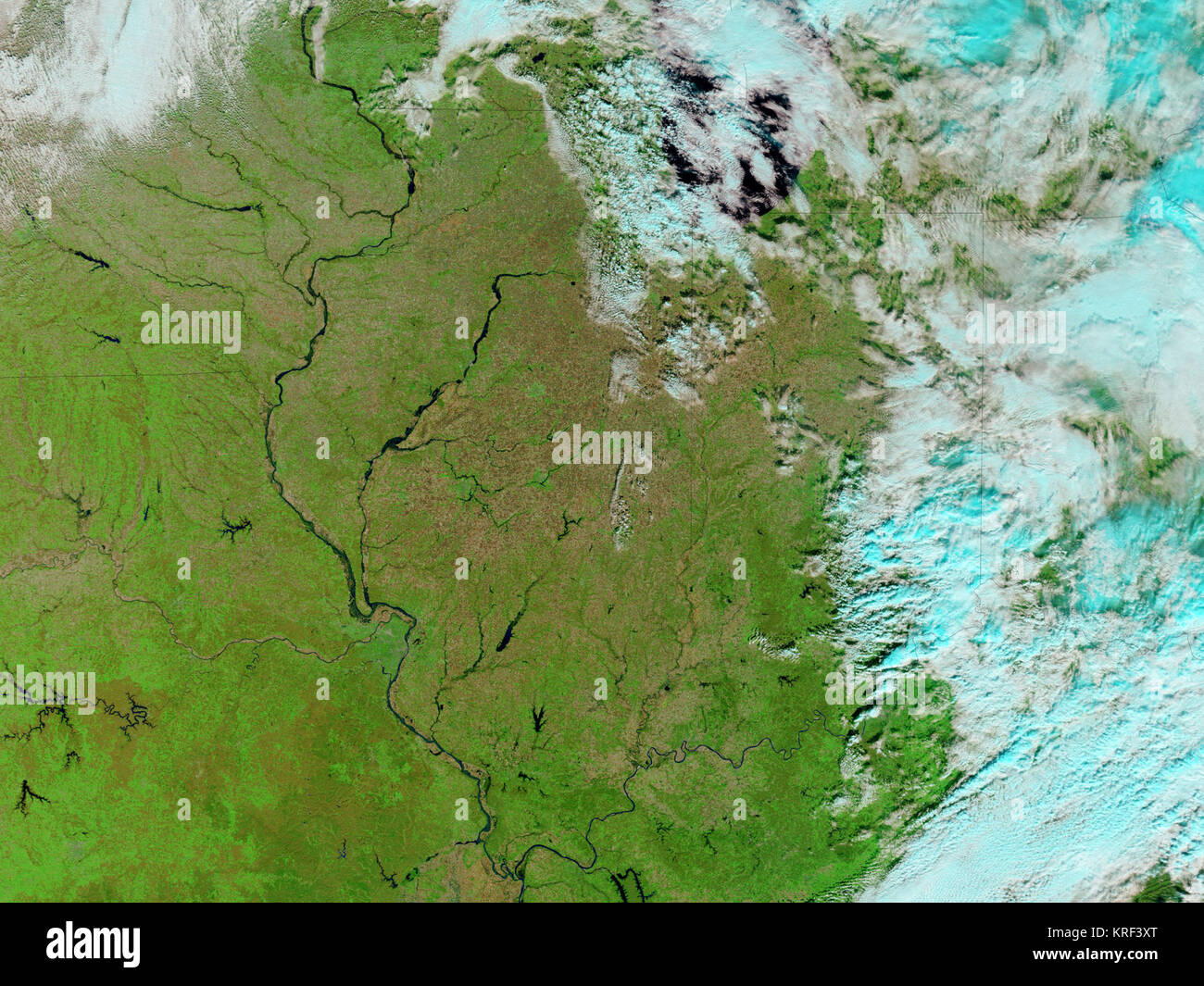 Herbst stellt in der Regel einen relativ trockenen Zeit des Jahres für die Region rund um St. Louis, aber der Herbst 2009 brachte schwere Regenfälle und geschwollene Flüsse. Die Associated Press berichtete, dass schwere Regenfälle im späten Oktober Tausende von Hektar Ackerland unter Wasser, vor allem in den flachen Gebieten der südlichen und westlichen Illinois, in der Nähe der Illinois, Ohio, und Kaskaskia Flüsse. Anfang November 2009, der nationale Wetterdienst erfasst große Überschwemmungen entlang der Illinois River. Mit freundlicher Genehmigung der NASA MODIS Rapid Response Team, Goddard Space Flight Center. Untertitel durch Michon Scott, NASA Earth Observat Stockfoto