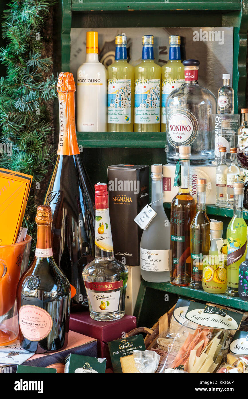 Ein Wein Shop Anzeige im Zentrum von Cortina, Venetien, Italien, Europa. Stockfoto