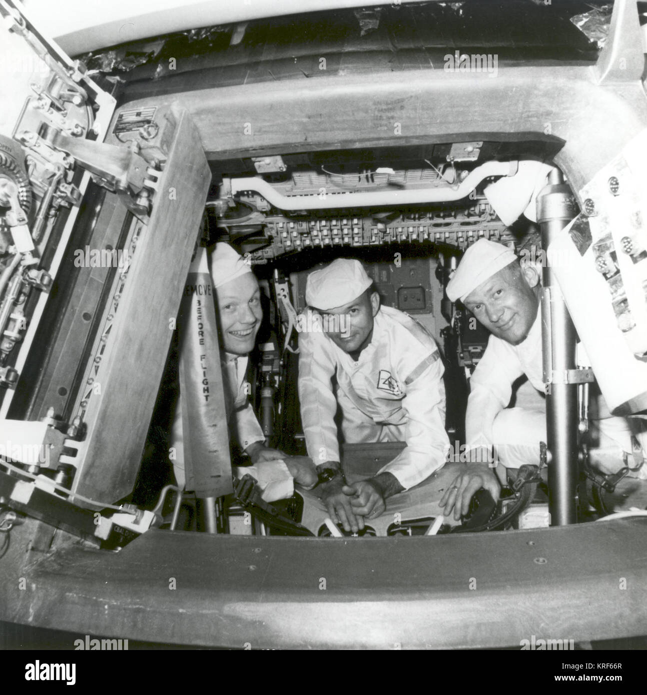 Apollo 11 Crew Kontrollen im Befehl Modul-GPN -2002-000030 Stockfoto