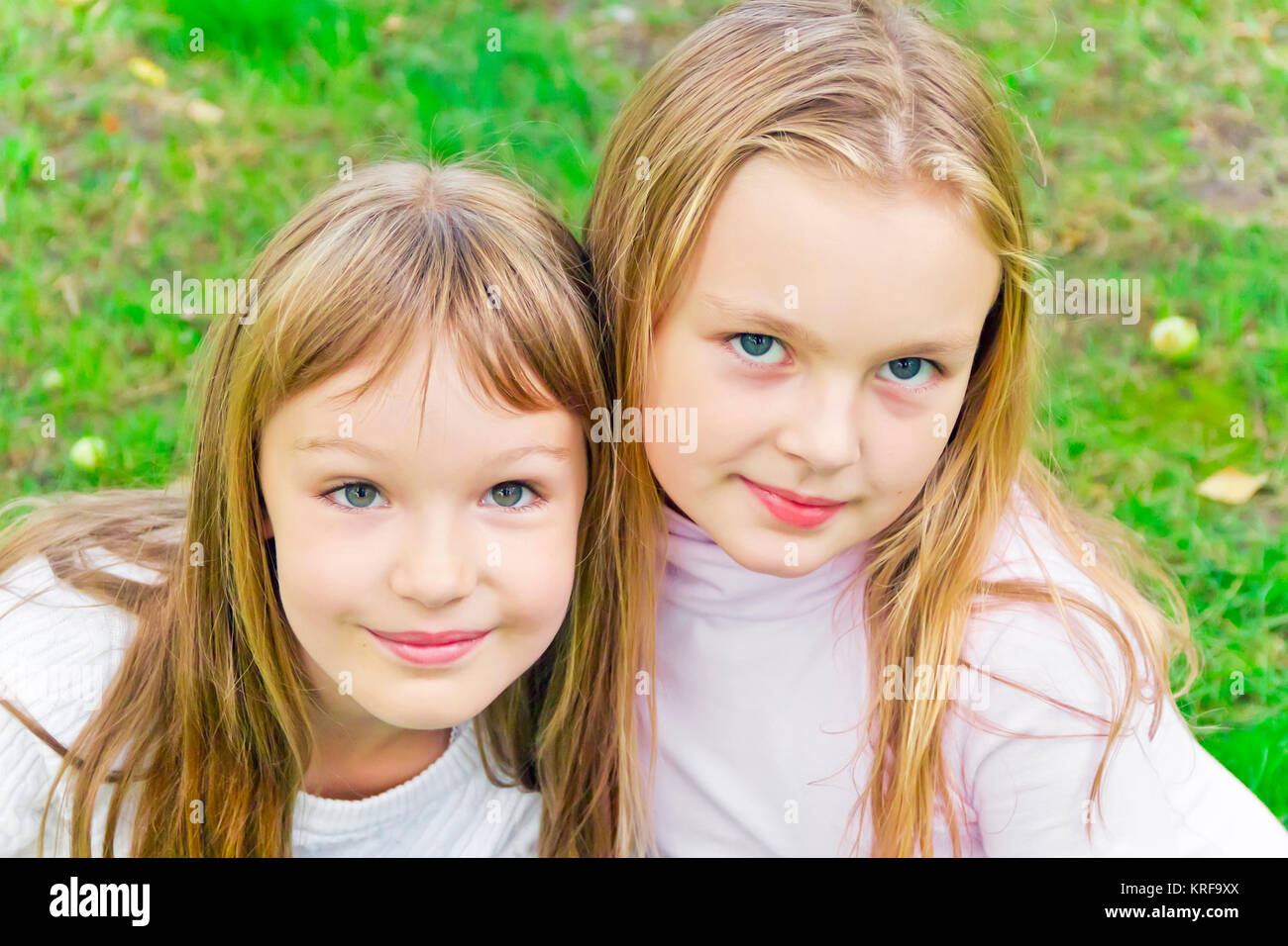 Foto von zwei süßen Mädels mit langen Haaren Stockfoto