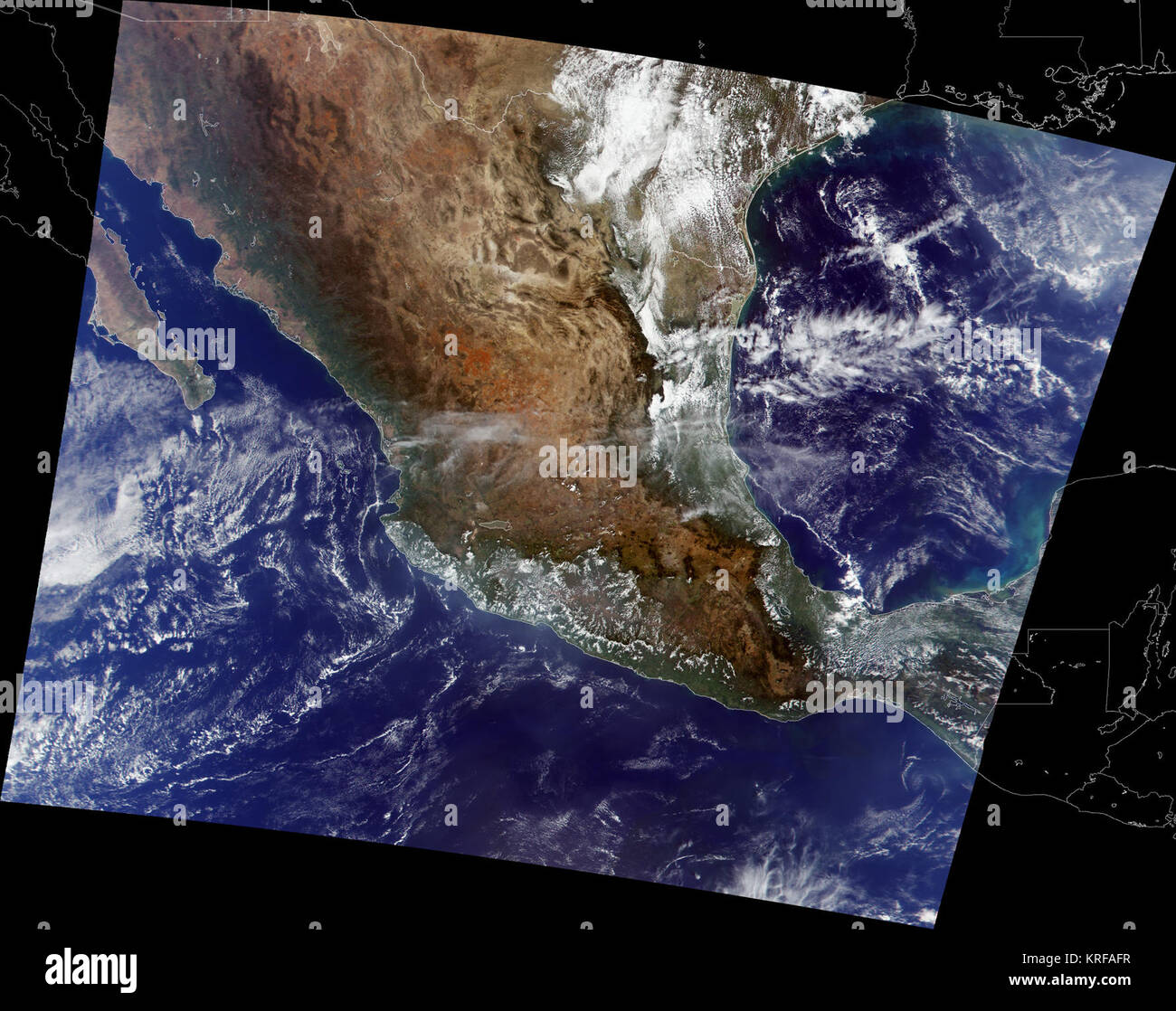 Diese true-color Bild von Mexiko wurde von der Moderaten erworben - Resolution Imaging Spectroradiometer (MODIS), an Bord der NASA-Terra Raumschiff fliegen. In räumlichen Umfang, Mexiko ist das drittgrößte Land des Kontinents von Nordamerika (Grönland, das ist eine Provinz in Dänemark), bestehend aus fast 2 Millionen Quadratkilometer (756.000 Quadratkilometer) Land. In dem etwa 100 Millionen Menschen, Mexiko ist nur von den Vereinigten Staaten in der Bevölkerung und ist damit die weltweit größte spanischsprachige Nation. Mit freundlicher Reto Stockli, Brian Montgomery, und Robert Simmon, auf Grundlage von Daten Stockfoto