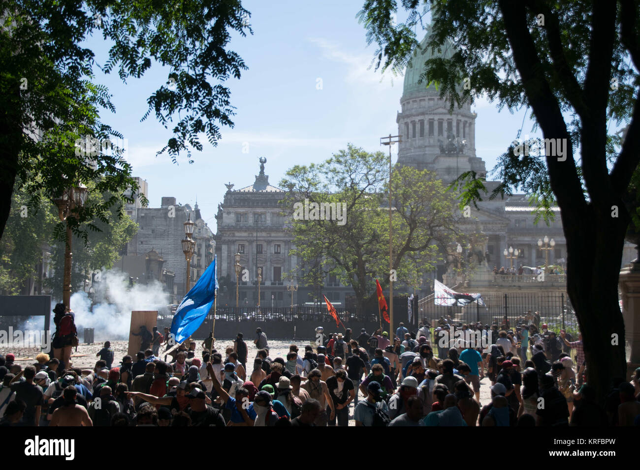 Dezember 18, 2017 - Buenos Aires, Ciudad AutÃ³noma de Buenos Aires, Argentinien - Gewalt weiterhin zwischen Demonstranten und der Polizei. Demonstranten aus verschiedenen linken Gruppen angegriffen Polizei nach einer weitgehend friedlichen Demonstration vor der Nation Kongress Gebäude. Die Rechnung, die Sie Protestierten''" eine Revision des Rentensystems''""" wurde Gesetz am folgenden Morgen. Credit: SOPA/ZUMA Draht/Alamy leben Nachrichten Stockfoto