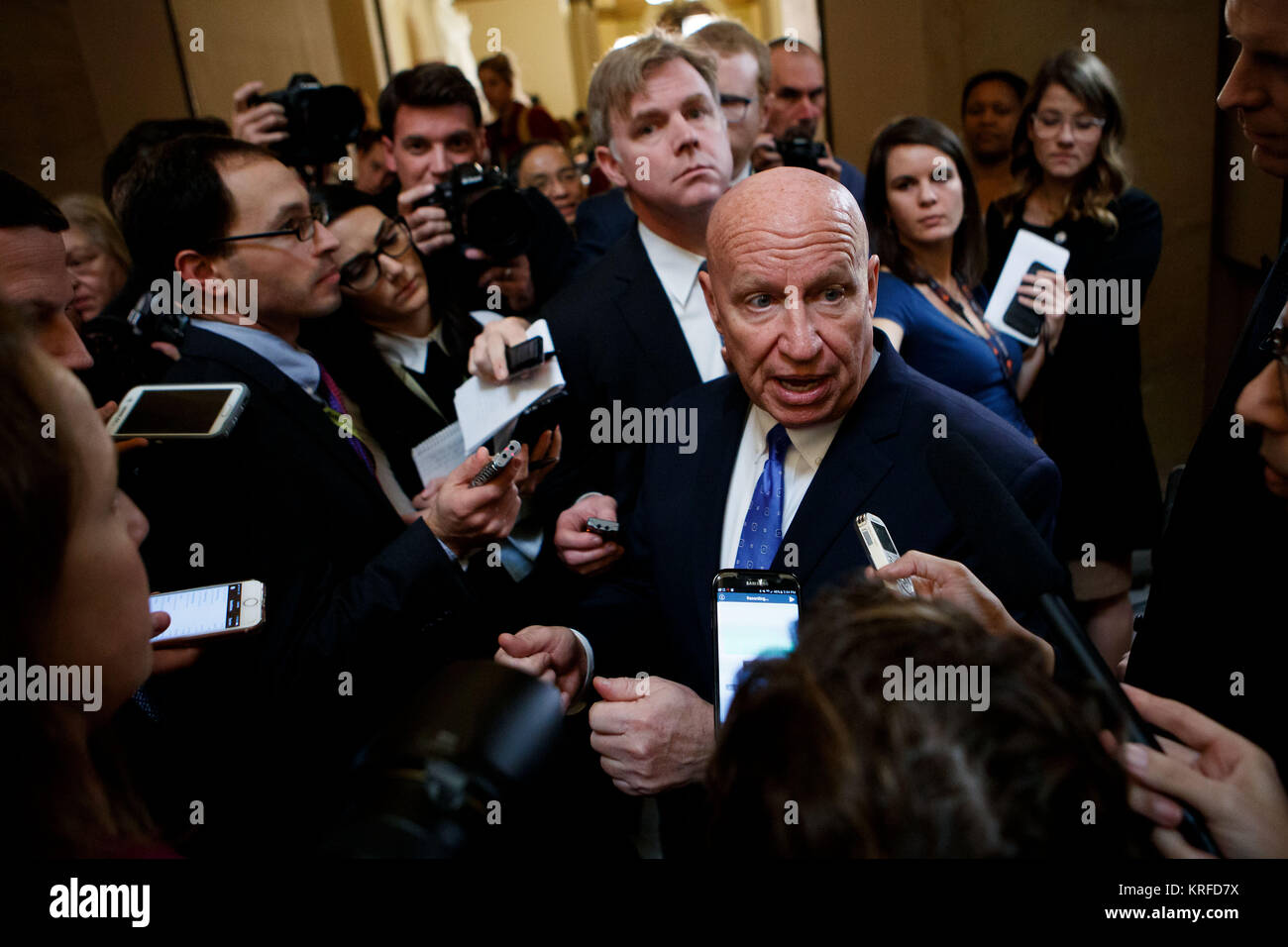 Washington, USA. 19 Dez, 2017. Vorsitzender der U.S. House Mittel und Wege Ausschuss Kevin Brady spricht während einer Pressekonferenz nach dem Repräsentantenhaus der Steuerbescheid auf dem Capitol Hill in Washington, DC, USA, am Dez. 19, 2017 übergeben. Das US-Repräsentantenhaus erneut auf der Republikanischen steuerbescheid am Mittwoch zu stimmen, da einige Bestimmungen in der Rechnung nicht mit Senat Haushalt regeln. Quelle: Xinhua/Alamy leben Nachrichten Stockfoto