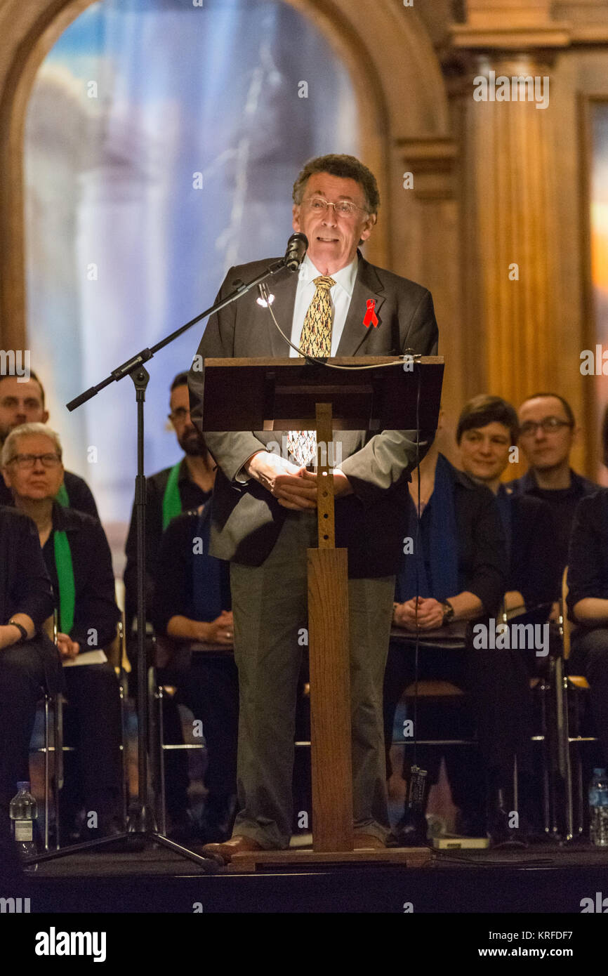 Christus Kirche Spitalfields, London, 19. Dezember 2017. Englisch Film- und TV-Schauspieler Robert Powell erzählt "Das Krippenspiel" von Shirley Valentine. Die jährlichen Weihnachten service und Konzert wird von Patienten, Gäste, Besucher und Unterstützung der Prominenz, und gehostet von Canon Roger Royle. Mildmay verwandelt das Leben der Menschen, die mit HIV-Betroffenen und im Vereinigten Königreich und in Ostafrika. Credit: Imageplotter Nachrichten und Sport/Alamy leben Nachrichten Stockfoto