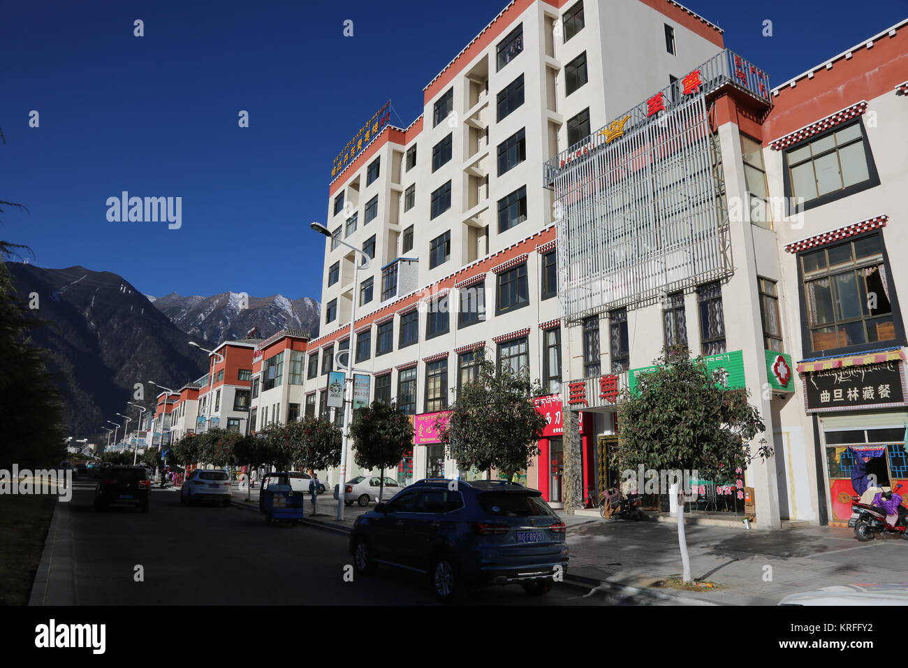 Lhasa. 20 Dez, 2017. Foto auf Dez. 20, 2017 zeigt Bayi Bezirk Nyingchi Stadt getroffen, im Südwesten Chinas Tibet autonomen Region. Verletzt wurde niemand, da von 11:00 Uhr gemeldet, nach zwei Erdbeben in Tibet frühen Mittwoch Morgen, nach Angaben der örtlichen Behörden. Eine Magnitude 5 Erdbeben jolted Bayi Bezirk Nyingchi Stadt um 1:40 Uhr morgens, nach dem China Erdbeben Netzwerke entfernt. Um 10:26 Uhr Erdbeben der Magnitude 3.2 die gleiche Region getroffen. Credit: Liu Hui/Xinhua/Alamy leben Nachrichten Stockfoto