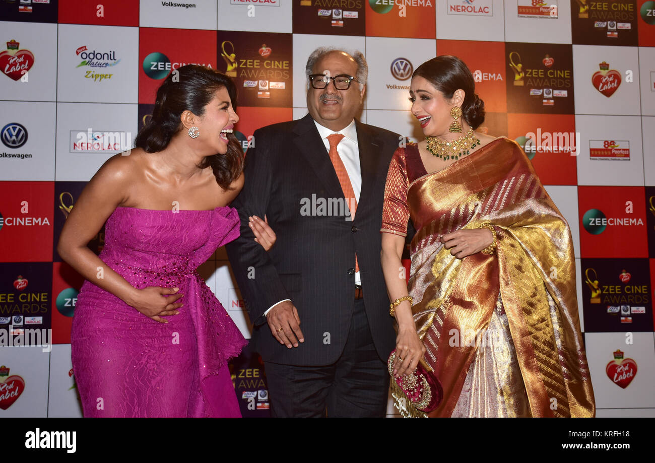 Mumbai, Indien. 19 Dez, 2017. Indische Schauspielerin Priyanka Chopra, Knochigen Kapoor und Sridevi nehmen an den Roten Teppich bei Zee Cine Awards 2018 MMRDA Ground, Bandra in Mumbai. Credit: SOPA/ZUMA Draht/Alamy leben Nachrichten Stockfoto