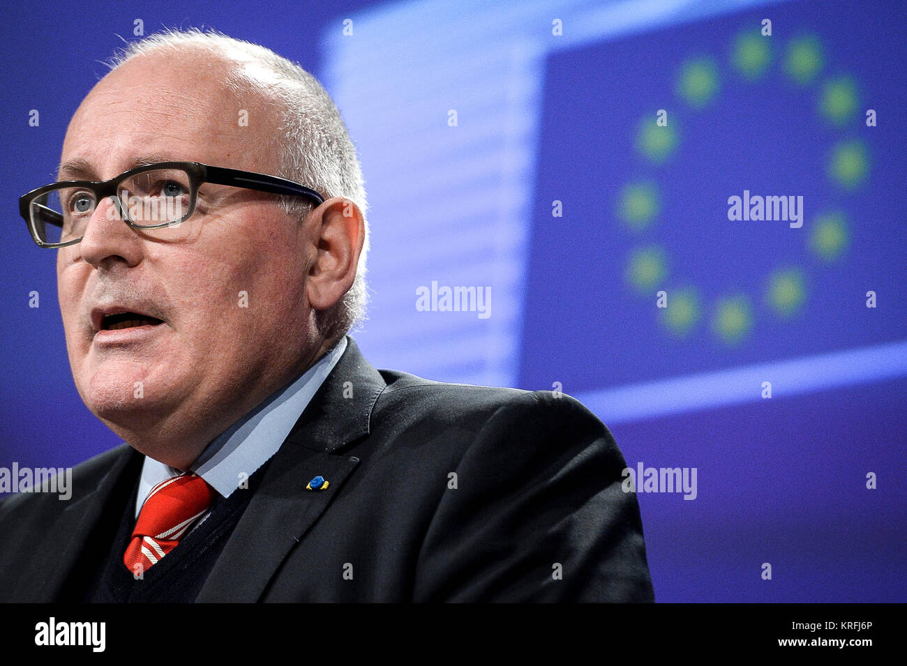 Brüssel, Bxl, Belgien. 20 Dez, 2017. Frans Timmermans, Erster stellvertretender Präsident der Europäischen Kommission für eine bessere Rechtsetzung, inter-institutionelle Beziehungen, die Rechtsstaatlichkeit und die Charta der Grundrechte hält eine Pressekonferenz, ankündigen zu können, dass die Europäische Kommission die Artikel 7 zu starten, gegen Polen am Sitz der Europäischen Kommission in Brüssel, Belgien, am 20.12.2017 von Wiktor Dabkowski Credit: Wiktor Dabkowski/ZUMA Draht/Alamy leben Nachrichten Stockfoto