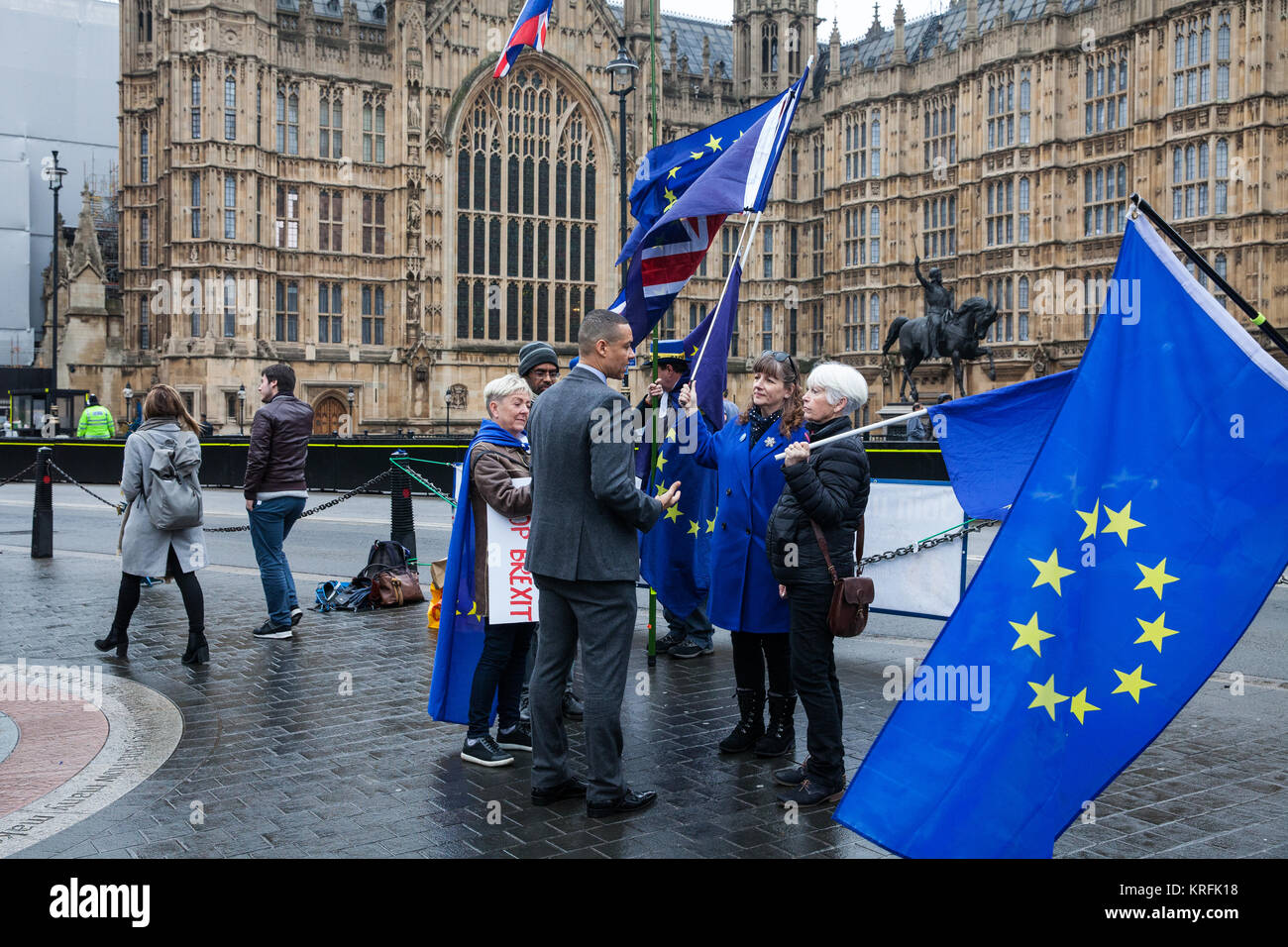 London, Großbritannien. 20 Dez, 2017. Pro-EU-Demonstranten halten eine Mahnwache gegenüber dem Palast von Westminster. Credit: Mark Kerrison/Alamy leben Nachrichten Stockfoto