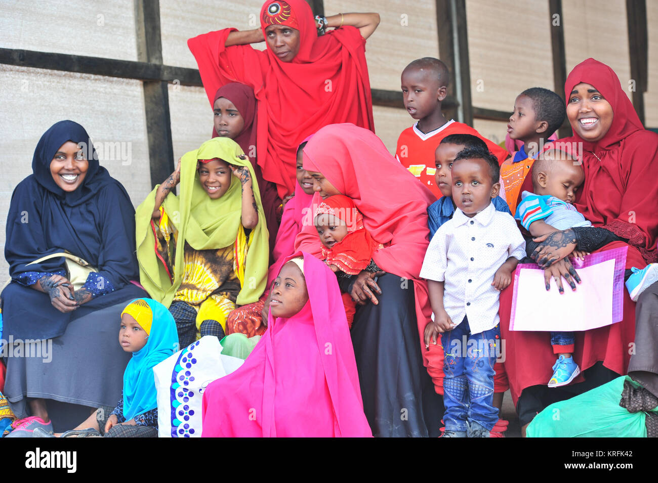 (171220) - in Dadaab, Dez. 20, 2017 (Xinhua) - eine Gruppe von somalischen Flüchtlinge warten, um Ihre Dokumente zu überprüfen, bevor Sie im Flüchtlingslager Dadaab, Kenia nach Somalia zurückgeschickt, Dez. 19, 2017. Das UN-Flüchtlingshilfswerk sagte Montag, den es hat einige 74,141 somalische Flüchtlinge aus Kenia am 15. November zurückgeführt, da die freiwillige Rückkehr Übung vor drei Jahren begann. (Xinhua/Li Baishun) (SRB) Stockfoto
