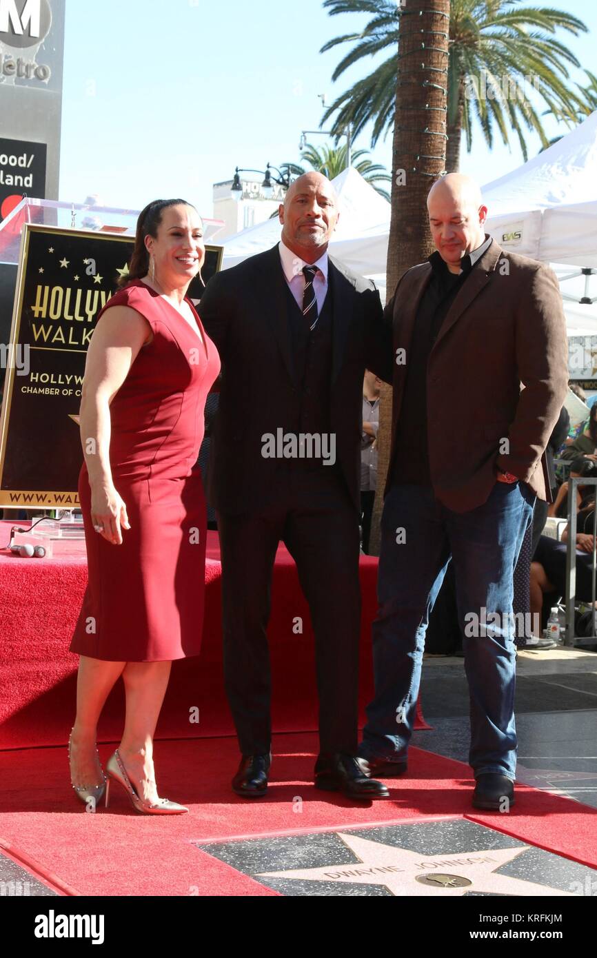 Dany Garcia, Dwayne Johnson, Hiram Garcia bei der Induktion Zeremonie für Stern auf dem Hollywood Walk of Fame für Dwayne Johnson alias The Rock, Hollywood Boulevard, Los Angeles, CA 13. Dezember 2017. Foto von: Priscilla Grant/Everett Collection Stockfoto