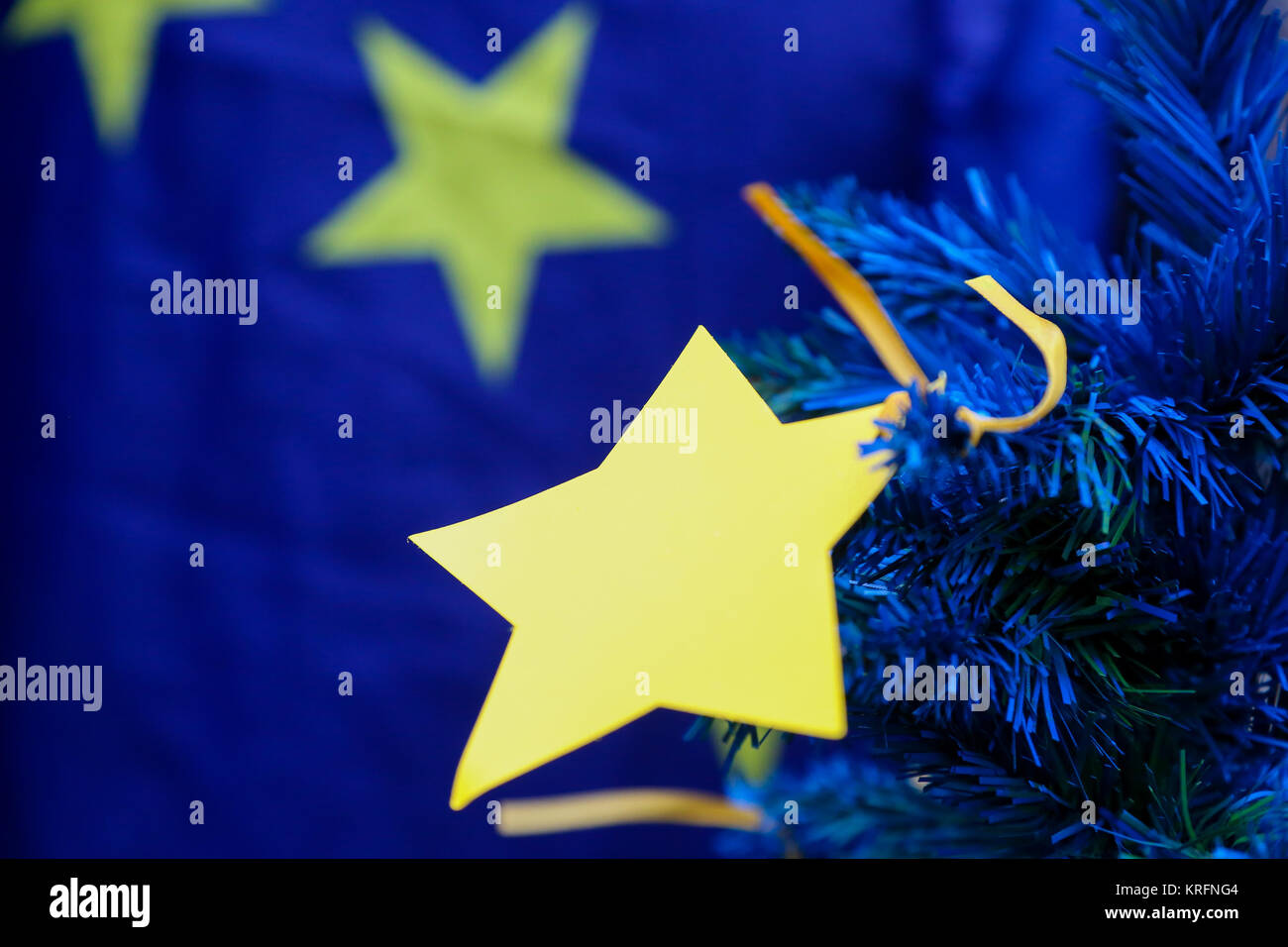 Westminster. London, Großbritannien. 20 Dez, 2018. Einem blauen Weihnachtsbaum mit einem Stern von Pro-EU-Demonstranten gegen eine EU-Flagge im Hintergrund außerhalb des Parlaments Credit: Dinendra Haria/Alamy leben Nachrichten Stockfoto