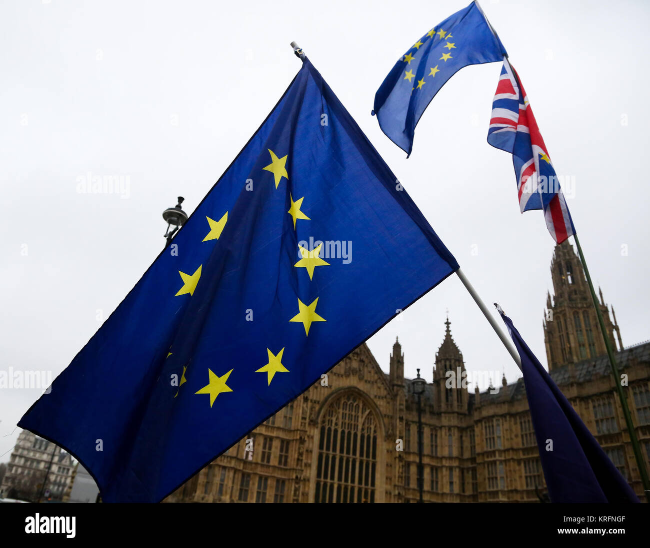 Westminster. London, Großbritannien. 20 Dez, 2018. Pro-EU-Demonstranten außerhalb der Häuser des Parlaments mit der EU und der Union Fahnen. Credit: Dinendra Haria/Alamy leben Nachrichten Stockfoto