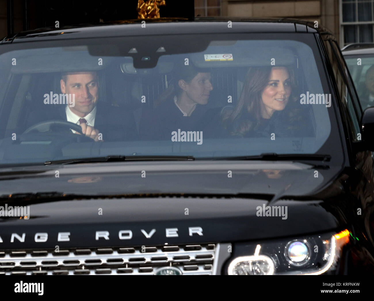 London, Großbritannien. 20 Dez, 2017. Prinz William, Herzog von Cambridge, und Kate (Catherine Middleton) Herzogin von Cambridge, lassen Sie die Königin Elizabeth II jährliche Weihnachtsessen, im Buckingham Palace, London, am 20. Dezember 2017. Credit: Paul Marriott/Alamy leben Nachrichten Stockfoto