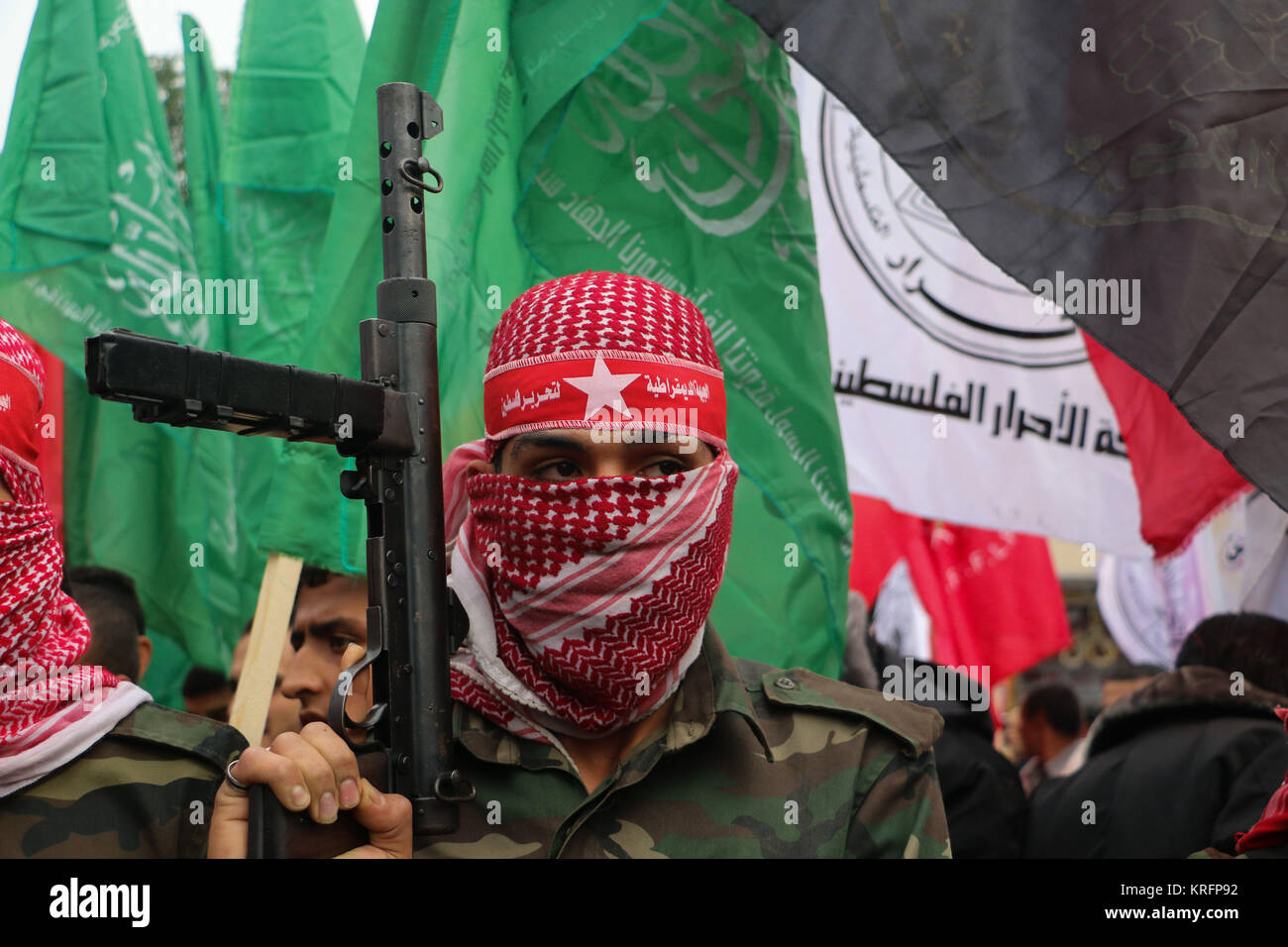 Dezember 20, 2017 - Verschiedene militante islamische Gruppen März in Gaza Stadt ihre Opposition gegen US-Präsident Donald Trump Deklaration formaler UNS' Anerkennung von Jerusalem als Hauptstadt von Israel zum Ausdruck zu bringen. Palästinenser Demonstranten tragen Banner von Jerusalem und die Palästinensischen Fahnen. Mitglieder der Islamischen bewaffneten Gruppierungen in Gaza im März und Schritt auf die USA und die Israelische Flaggen. Die Spannung hat sich in den Palästinensischen Gebieten seit Anerkennung der Trumpf von Jerusalem als Hauptstadt Israels montiert. Während Israel immer Jerusalem als Hauptstadt angesehen hat, Palästinenser behaupten Osten Jer Stockfoto