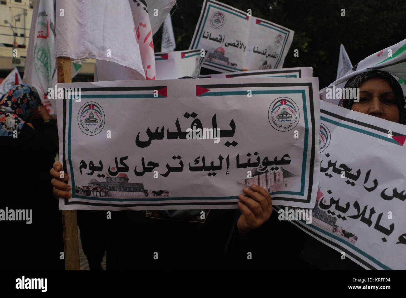 Dezember 20, 2017 - Verschiedene militante islamische Gruppen März in Gaza Stadt ihre Opposition gegen US-Präsident Donald Trump Deklaration formaler UNS' Anerkennung von Jerusalem als Hauptstadt von Israel zum Ausdruck zu bringen. Palästinenser Demonstranten tragen Banner von Jerusalem und die Palästinensischen Fahnen. Mitglieder der Islamischen bewaffneten Gruppierungen in Gaza im März und Schritt auf die USA und die Israelische Flaggen. Die Spannung hat sich in den Palästinensischen Gebieten seit Anerkennung der Trumpf von Jerusalem als Hauptstadt Israels montiert. Während Israel immer Jerusalem als Hauptstadt angesehen hat, Palästinenser behaupten Osten Jer Stockfoto