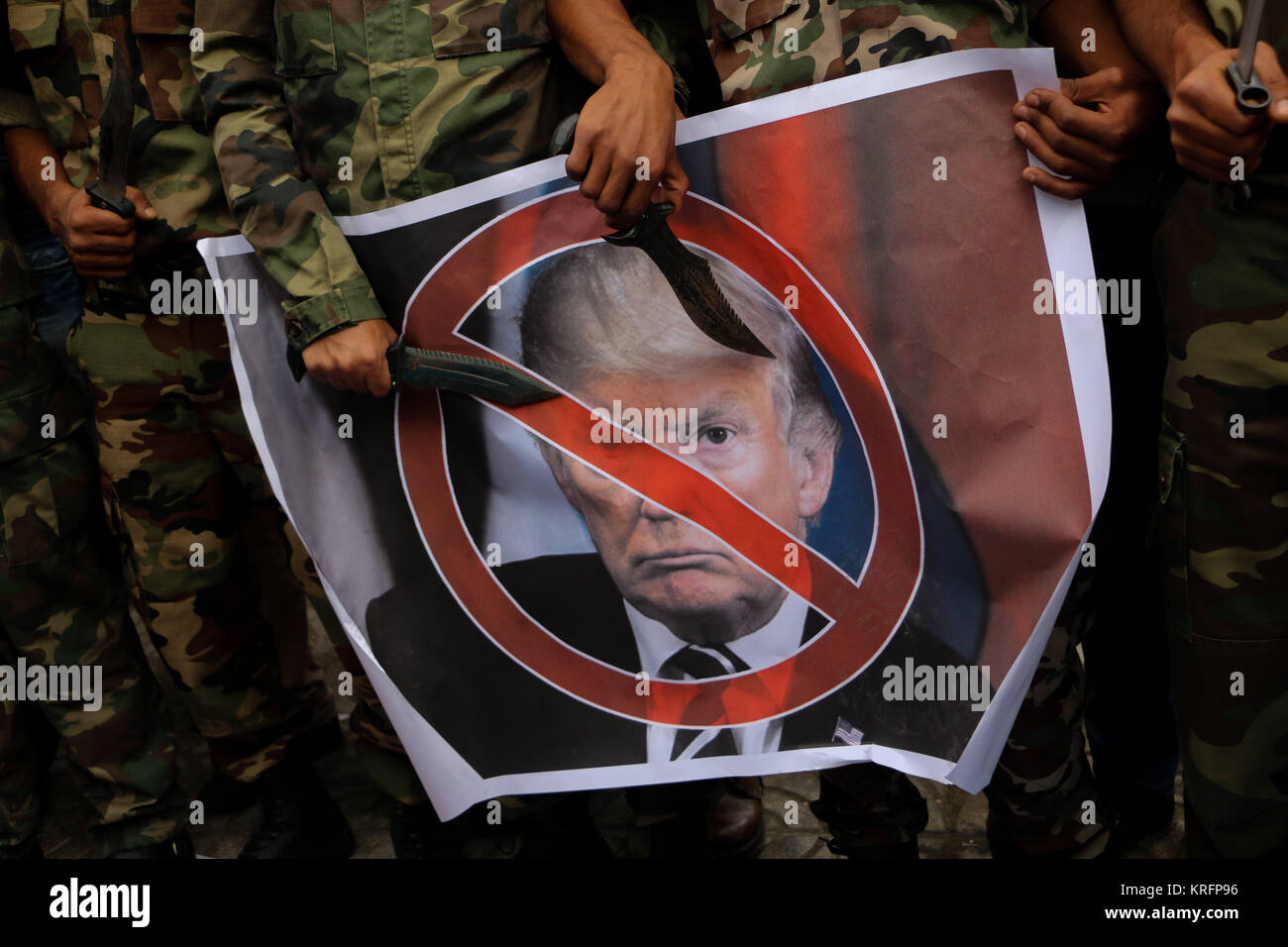 Dezember 20, 2017 - Verschiedene militante islamische Gruppen März in Gaza Stadt ihre Opposition gegen US-Präsident Donald Trump Deklaration formaler UNS' Anerkennung von Jerusalem als Hauptstadt von Israel zum Ausdruck zu bringen. Palästinenser Demonstranten tragen Banner von Jerusalem und die Palästinensischen Fahnen. Mitglieder der Islamischen bewaffneten Gruppierungen in Gaza im März und Schritt auf die USA und die Israelische Flaggen. Die Spannung hat sich in den Palästinensischen Gebieten seit Anerkennung der Trumpf von Jerusalem als Hauptstadt Israels montiert. Während Israel immer Jerusalem als Hauptstadt angesehen hat, Palästinenser behaupten Osten Jer Stockfoto