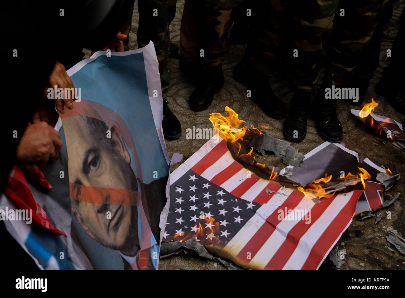 Dezember 20, 2017 - Verschiedene militante islamische Gruppen März in Gaza Stadt ihre Opposition gegen US-Präsident Donald Trump Deklaration formaler UNS' Anerkennung von Jerusalem als Hauptstadt von Israel zum Ausdruck zu bringen. Palästinenser Demonstranten tragen Banner von Jerusalem und die Palästinensischen Fahnen. Mitglieder der Islamischen bewaffneten Gruppierungen in Gaza im März und Schritt auf die USA und die Israelische Flaggen. Die Spannung hat sich in den Palästinensischen Gebieten seit Anerkennung der Trumpf von Jerusalem als Hauptstadt Israels montiert. Während Israel immer Jerusalem als Hauptstadt angesehen hat, Palästinenser behaupten Osten Jer Stockfoto