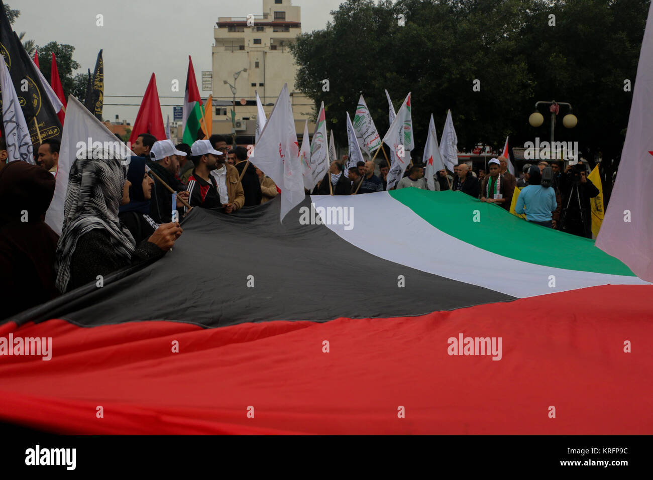 Dezember 20, 2017 - Verschiedene militante islamische Gruppen März in Gaza Stadt ihre Opposition gegen US-Präsident Donald Trump Deklaration formaler UNS' Anerkennung von Jerusalem als Hauptstadt von Israel zum Ausdruck zu bringen. Palästinenser Demonstranten tragen Banner von Jerusalem und die Palästinensischen Fahnen. Mitglieder der Islamischen bewaffneten Gruppierungen in Gaza im März und Schritt auf die USA und die Israelische Flaggen. Die Spannung hat sich in den Palästinensischen Gebieten seit Anerkennung der Trumpf von Jerusalem als Hauptstadt Israels montiert. Während Israel immer Jerusalem als Hauptstadt angesehen hat, Palästinenser behaupten Osten Jer Stockfoto