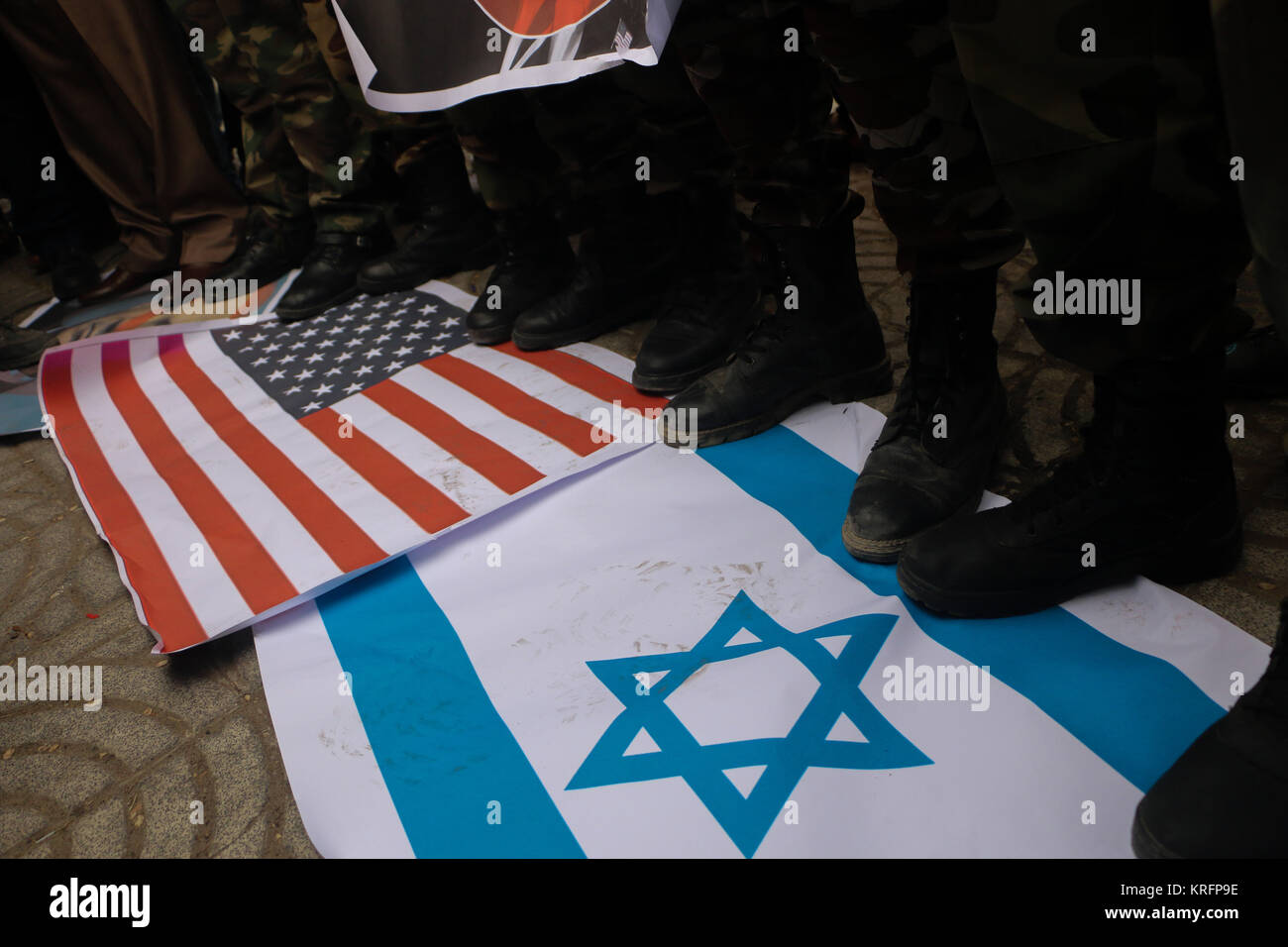 Dezember 20, 2017 - Verschiedene militante islamische Gruppen März in Gaza Stadt ihre Opposition gegen US-Präsident Donald Trump Deklaration formaler UNS' Anerkennung von Jerusalem als Hauptstadt von Israel zum Ausdruck zu bringen. Palästinenser Demonstranten tragen Banner von Jerusalem und die Palästinensischen Fahnen. Mitglieder der Islamischen bewaffneten Gruppierungen in Gaza im März und Schritt auf die USA und die Israelische Flaggen. Die Spannung hat sich in den Palästinensischen Gebieten seit Anerkennung der Trumpf von Jerusalem als Hauptstadt Israels montiert. Während Israel immer Jerusalem als Hauptstadt angesehen hat, Palästinenser behaupten Osten Jer Stockfoto