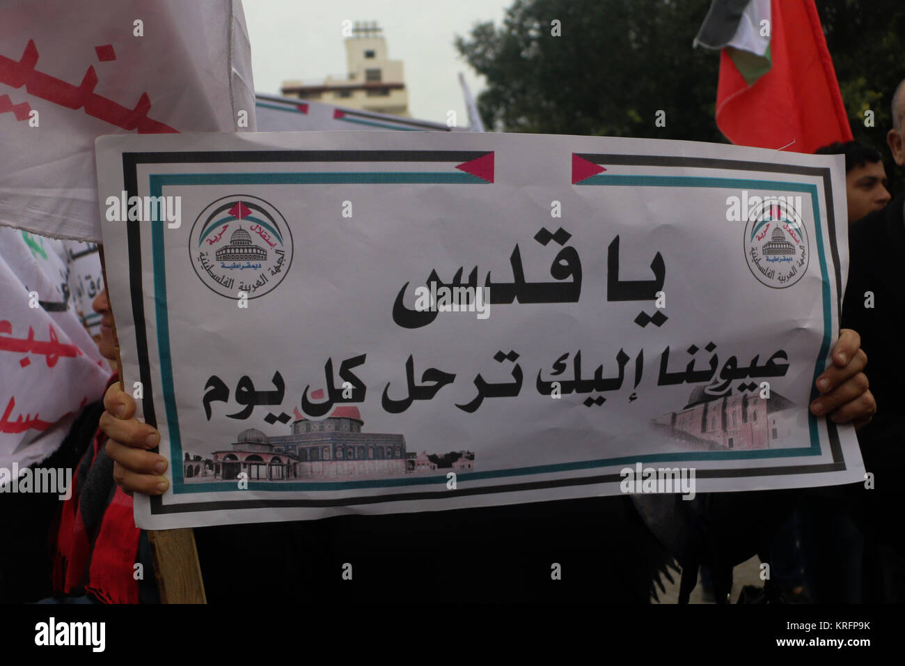 Dezember 20, 2017 - Verschiedene militante islamische Gruppen März in Gaza Stadt ihre Opposition gegen US-Präsident Donald Trump Deklaration formaler UNS' Anerkennung von Jerusalem als Hauptstadt von Israel zum Ausdruck zu bringen. Palästinenser Demonstranten tragen Banner von Jerusalem und die Palästinensischen Fahnen. Mitglieder der Islamischen bewaffneten Gruppierungen in Gaza im März und Schritt auf die USA und die Israelische Flaggen. Die Spannung hat sich in den Palästinensischen Gebieten seit Anerkennung der Trumpf von Jerusalem als Hauptstadt Israels montiert. Während Israel immer Jerusalem als Hauptstadt angesehen hat, Palästinenser behaupten Osten Jer Stockfoto