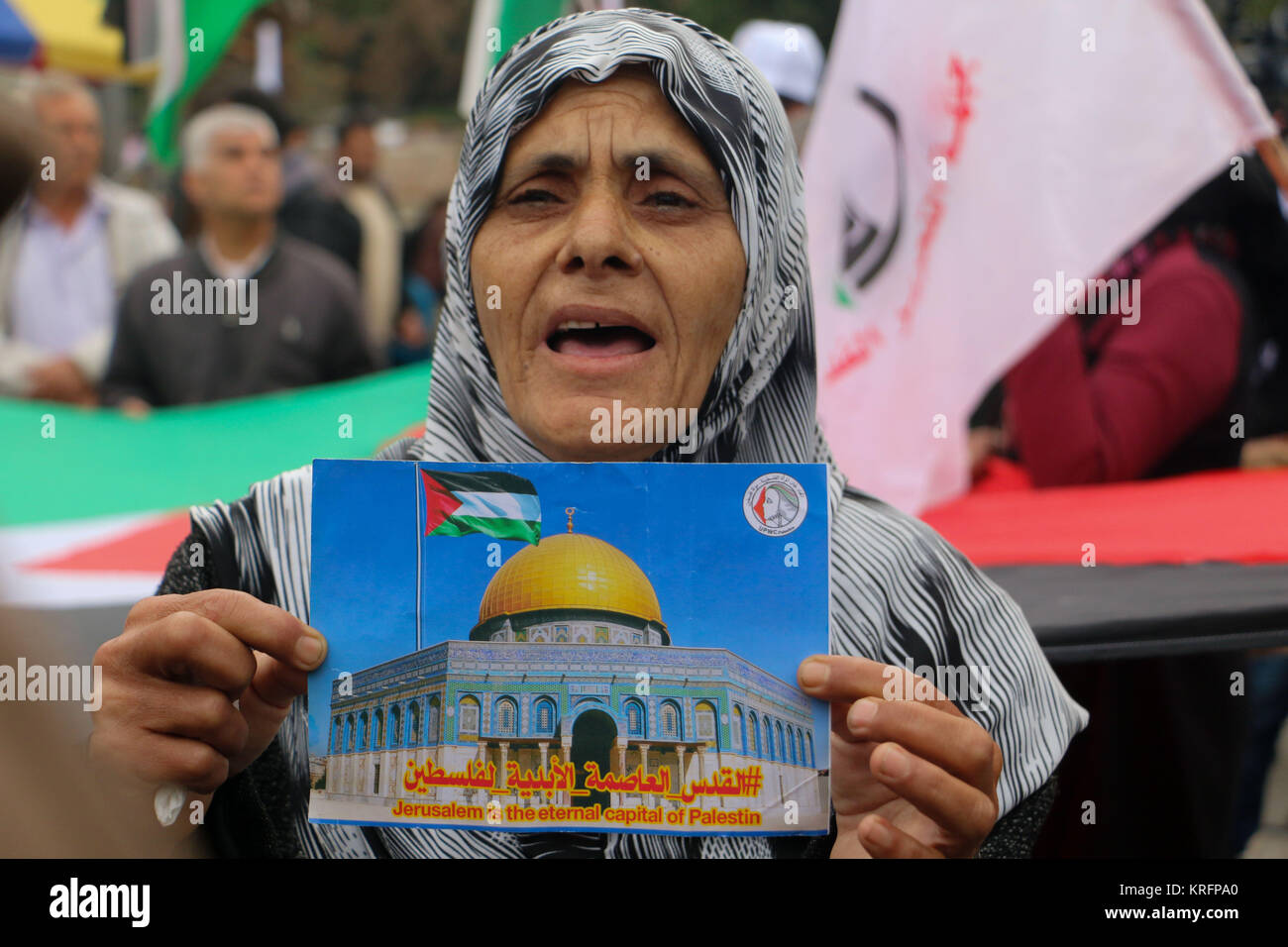 Dezember 20, 2017 - Verschiedene militante islamische Gruppen März in Gaza Stadt ihre Opposition gegen US-Präsident Donald Trump Deklaration formaler UNS' Anerkennung von Jerusalem als Hauptstadt von Israel zum Ausdruck zu bringen. Palästinenser Demonstranten tragen Banner von Jerusalem und die Palästinensischen Fahnen. Mitglieder der Islamischen bewaffneten Gruppierungen in Gaza im März und Schritt auf die USA und die Israelische Flaggen. Die Spannung hat sich in den Palästinensischen Gebieten seit Anerkennung der Trumpf von Jerusalem als Hauptstadt Israels montiert. Während Israel immer Jerusalem als Hauptstadt angesehen hat, Palästinenser behaupten Osten Jer Stockfoto