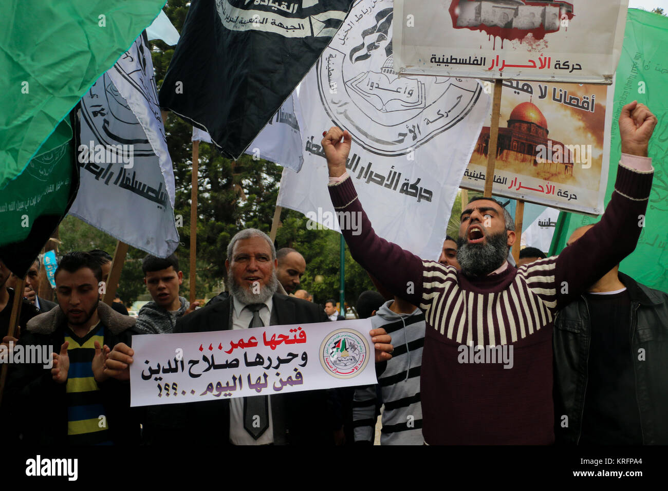 Dezember 20, 2017 - Verschiedene militante islamische Gruppen März in Gaza Stadt ihre Opposition gegen US-Präsident Donald Trump Deklaration formaler UNS' Anerkennung von Jerusalem als Hauptstadt von Israel zum Ausdruck zu bringen. Palästinenser Demonstranten tragen Banner von Jerusalem und die Palästinensischen Fahnen. Mitglieder der Islamischen bewaffneten Gruppierungen in Gaza im März und Schritt auf die USA und die Israelische Flaggen. Die Spannung hat sich in den Palästinensischen Gebieten seit Anerkennung der Trumpf von Jerusalem als Hauptstadt Israels montiert. Während Israel immer Jerusalem als Hauptstadt angesehen hat, Palästinenser behaupten Osten Jer Stockfoto