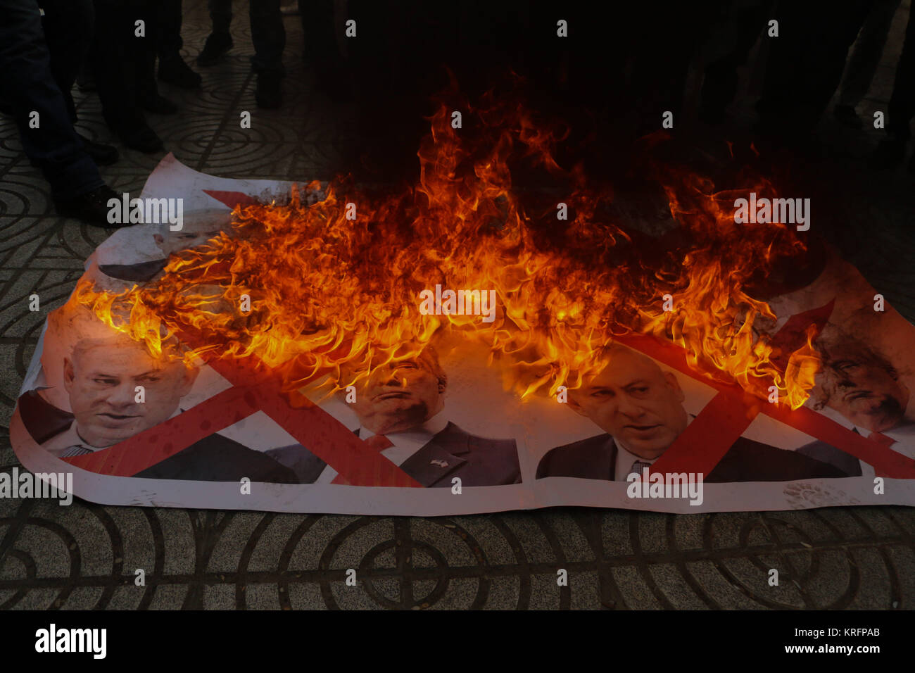 Dezember 20, 2017 - Verschiedene militante islamische Gruppen März in Gaza Stadt ihre Opposition gegen US-Präsident Donald Trump Deklaration formaler UNS' Anerkennung von Jerusalem als Hauptstadt von Israel zum Ausdruck zu bringen. Palästinenser Demonstranten tragen Banner von Jerusalem und die Palästinensischen Fahnen. Mitglieder der Islamischen bewaffneten Gruppierungen in Gaza im März und Schritt auf die USA und die Israelische Flaggen. Die Spannung hat sich in den Palästinensischen Gebieten seit Anerkennung der Trumpf von Jerusalem als Hauptstadt Israels montiert. Während Israel immer Jerusalem als Hauptstadt angesehen hat, Palästinenser behaupten Osten Jer Stockfoto