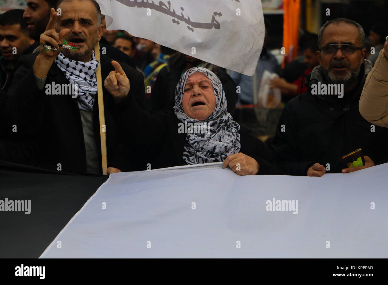 Dezember 20, 2017 - Verschiedene militante islamische Gruppen März in Gaza Stadt ihre Opposition gegen US-Präsident Donald Trump Deklaration formaler UNS' Anerkennung von Jerusalem als Hauptstadt von Israel zum Ausdruck zu bringen. Palästinenser Demonstranten tragen Banner von Jerusalem und die Palästinensischen Fahnen. Mitglieder der Islamischen bewaffneten Gruppierungen in Gaza im März und Schritt auf die USA und die Israelische Flaggen. Die Spannung hat sich in den Palästinensischen Gebieten seit Anerkennung der Trumpf von Jerusalem als Hauptstadt Israels montiert. Während Israel immer Jerusalem als Hauptstadt angesehen hat, Palästinenser behaupten Osten Jer Stockfoto