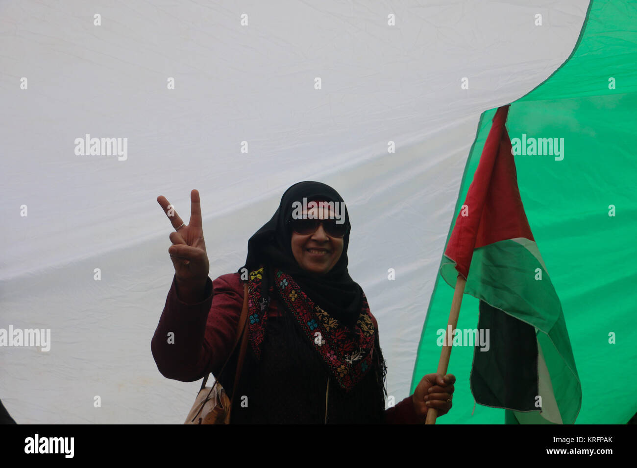 Dezember 20, 2017 - Verschiedene militante islamische Gruppen März in Gaza Stadt ihre Opposition gegen US-Präsident Donald Trump Deklaration formaler UNS' Anerkennung von Jerusalem als Hauptstadt von Israel zum Ausdruck zu bringen. Palästinenser Demonstranten tragen Banner von Jerusalem und die Palästinensischen Fahnen. Mitglieder der Islamischen bewaffneten Gruppierungen in Gaza im März und Schritt auf die USA und die Israelische Flaggen. Die Spannung hat sich in den Palästinensischen Gebieten seit Anerkennung der Trumpf von Jerusalem als Hauptstadt Israels montiert. Während Israel immer Jerusalem als Hauptstadt angesehen hat, Palästinenser behaupten Osten Jer Stockfoto