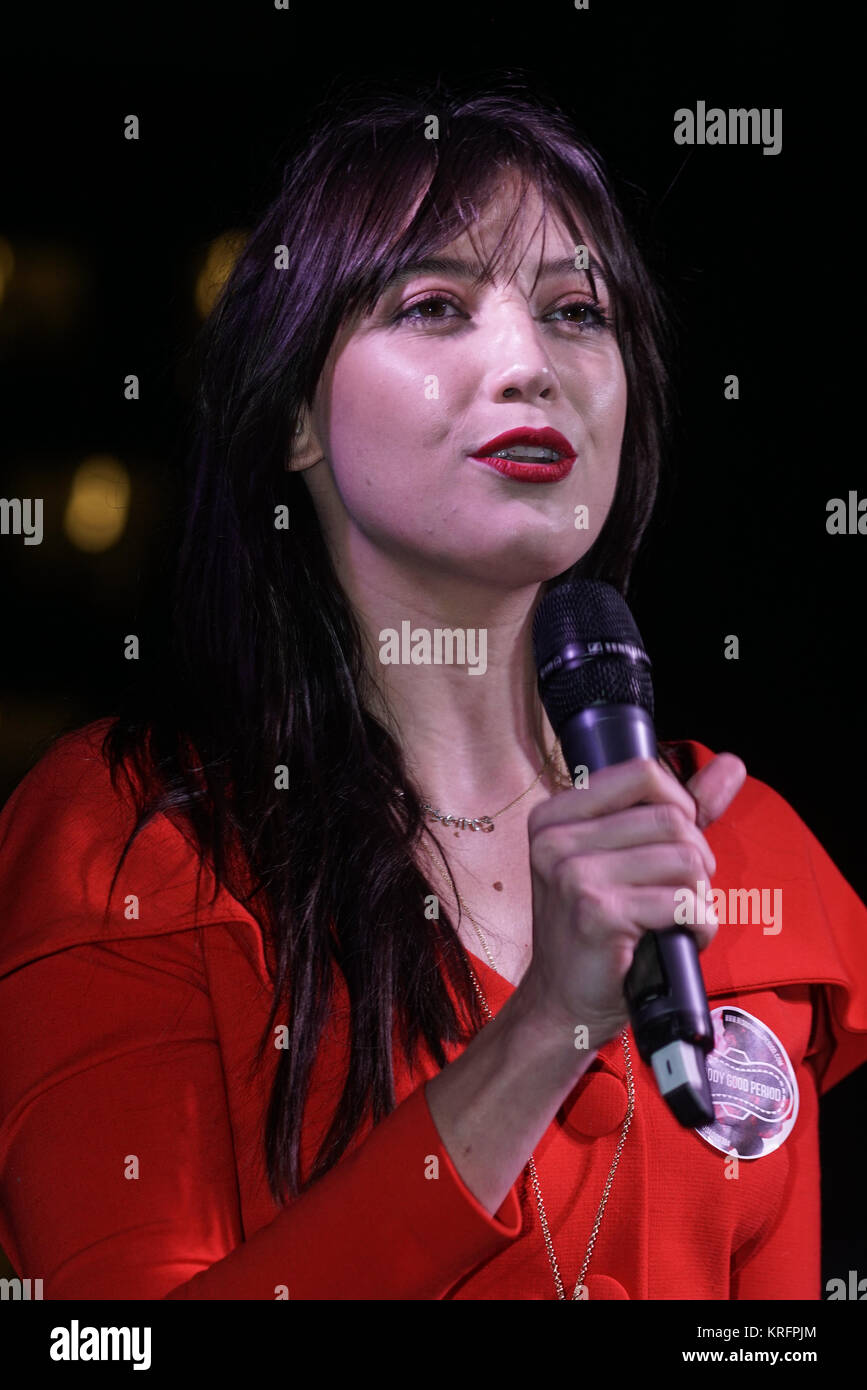 London, Großbritannien. 20 Dez, 2017. Lautsprecher Daisy Lowe Proteste Aufruf an die Regierung, freie Sanitärprodukte jedes Mädchen in Großbritannien, die Kostenlose Schulmahlzeiten in Richmond Terrace, London, UK erhält zur Verfügung zu stellen. Credit: Siehe Li/Alamy leben Nachrichten Stockfoto