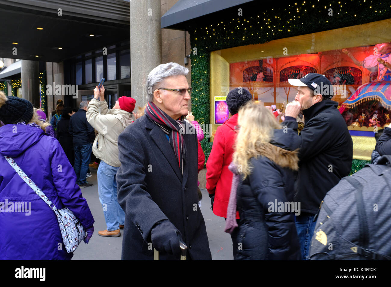 Touristen und Käufer außerhalb von Macy's Herald Square Stockfoto