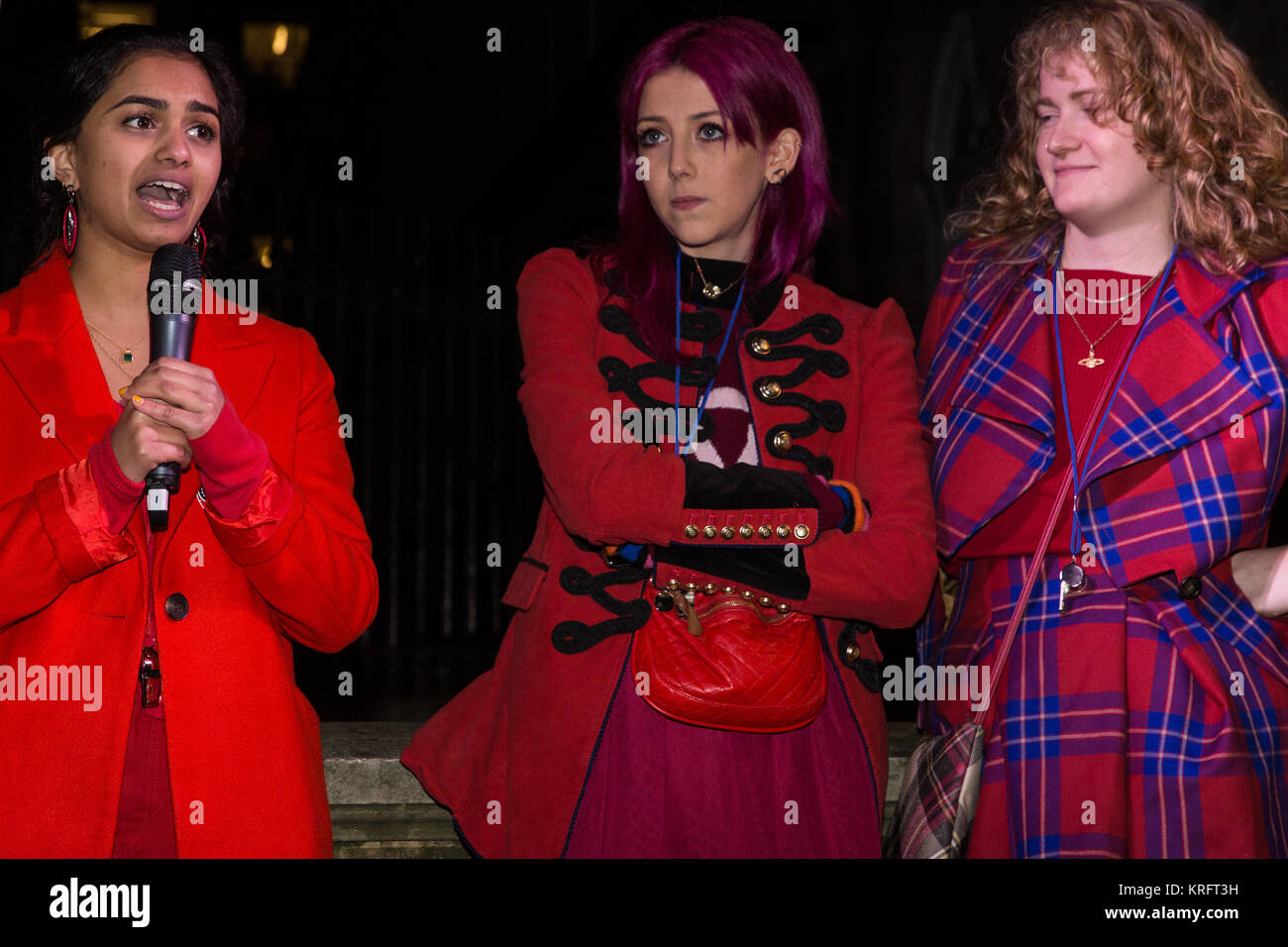 London, Großbritannien. 20 Dez, 2017. Amika George, Gründer der Kampagne gegen Zeitraum Armut, hier mit Scarlett Curtis und Gnade Campbell Der Rosa Protest gesehen, Adressen Mitstreiter außerhalb der Downing Street zu protestieren. Credit: Mark Kerrison/Alamy leben Nachrichten Stockfoto