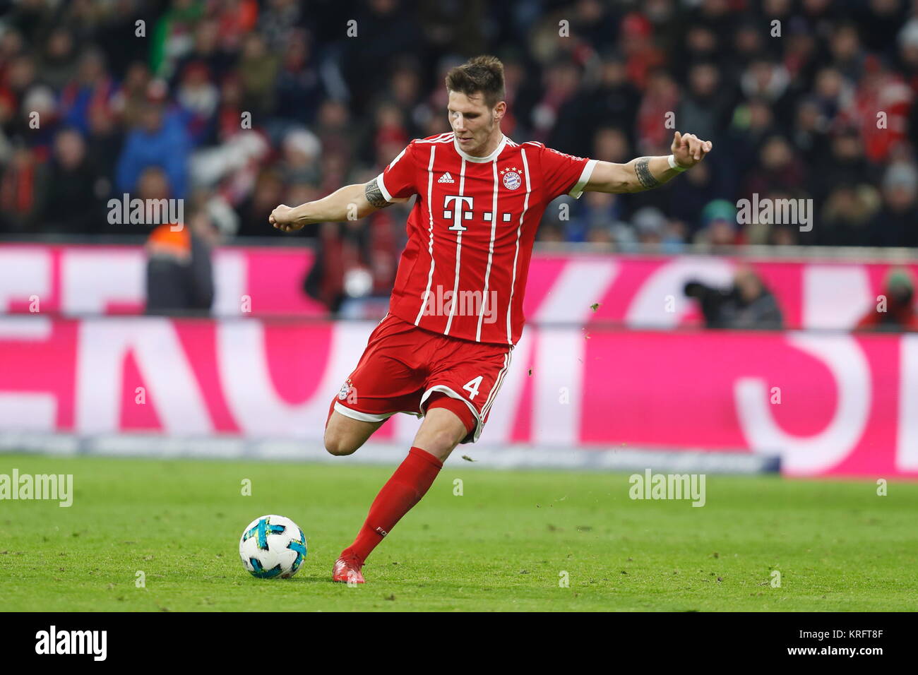 München, Deutschland. 13 Dez, 2017. Niklas Sule (Bayern) Fußball: Deutsche "Bundesliga" zwischen Bayern München 1-0 1. FC Köln in der Allianz Arena in München, Deutschland. Credit: mutsu Kawamori/LBA/Alamy leben Nachrichten Stockfoto