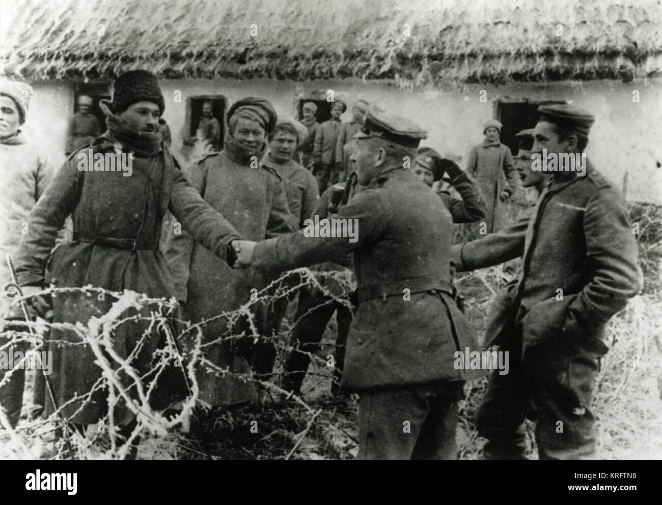 WW1 - Deutsche und russische Truppen treffen sich über den Stacheldraht Stockfoto