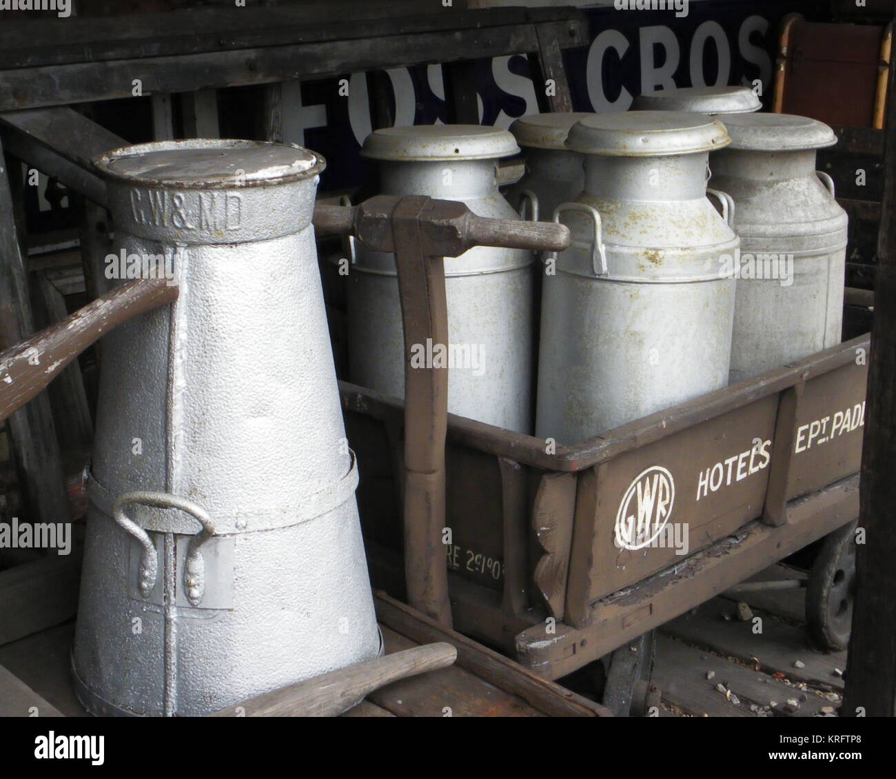 Alte Milch wird auf viktorianischen Trolleys im Didcot Railway Museum in Oxfordshire gerochen. Stockfoto