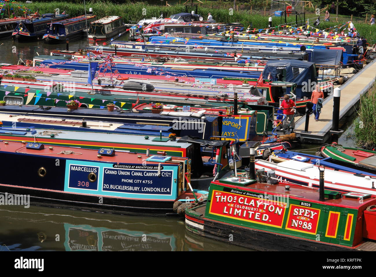 Boote auf der Barge Canal Droitwich, Droitwich, Worcestershire, an einer Zeremonie am 1. Juli 2011, bei der die Kanäle offiziell nach der Sanierung und Neuausrichtung wieder geöffnet wurden. Datum: 2011 Stockfoto