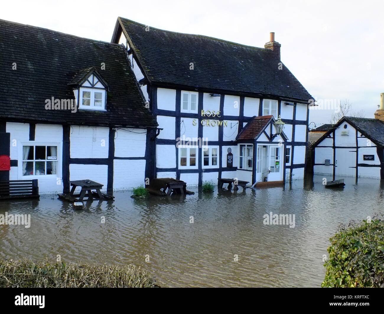 Überschwemmungen im Raum Worcester, Worcestershire, im Januar und Februar 2013. Bei starkem Regen über mehrere Wochen brachen die Flüsse ihre Ufer. Das Rose & Crown Pub im Severn Stoke. Stockfoto