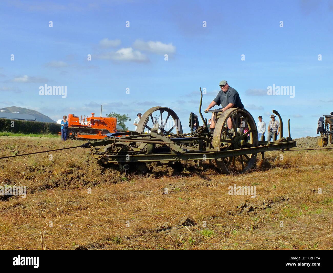 Welland Steam Fair, in der Nähe von Malvern, Worcestershire, mit allen möglichen Landwirtschaftsfahrzeugen und Modellen. Hier sehen Sie eine Pflügen-Maschine in Aktion. Stockfoto