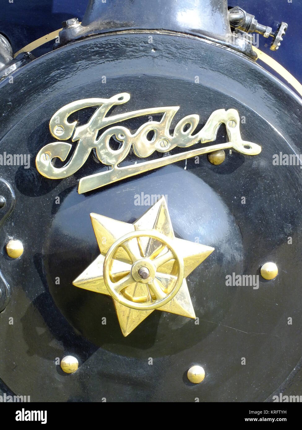 Welland Steam Fair, in der Nähe von Malvern, Worcestershire, mit allen möglichen Landwirtschaftsfahrzeugen und Messegeländemaschinen. Hier sehen Sie eine Nahaufnahme der Vorderseite einer Foden-Dampfmaschine. Stockfoto