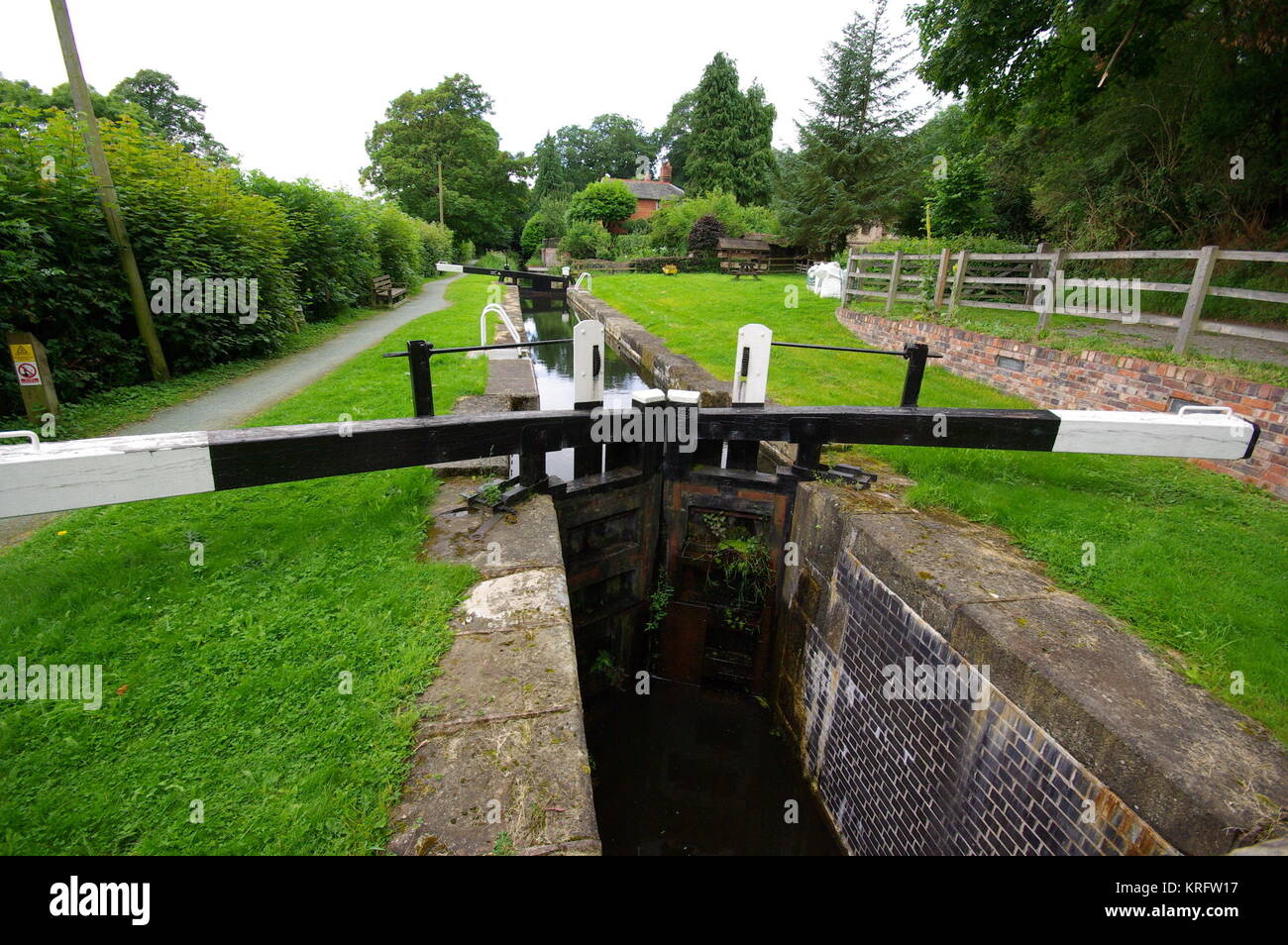 Blick auf Newhouse Lock am Montgomery Canal, der sich von Ost-Wales bis Nordwest-Shropshire erstreckt. Stockfoto