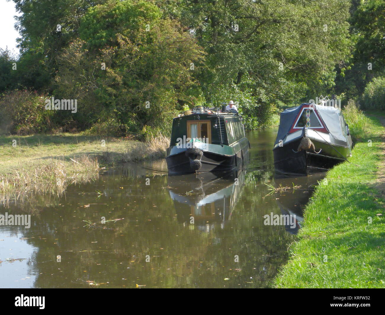 Blick auf zwei Lastkähne in der Nähe der Crofts Mill Lift Bridge am Montgomery Canal, der sich von Ost-Wales in den Nordwesten von Shropshire erstreckt. Stockfoto