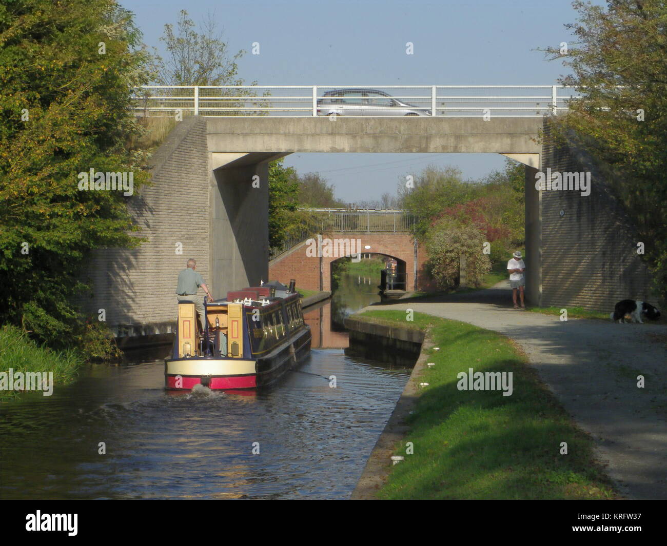 Ein Kahn nähert sich den alten und neuen (A5) Queen's Head Bridges am Montgomery Canal, der sich von Ost-Wales bis in den Nordwesten von Shropshire erstreckt. Stockfoto